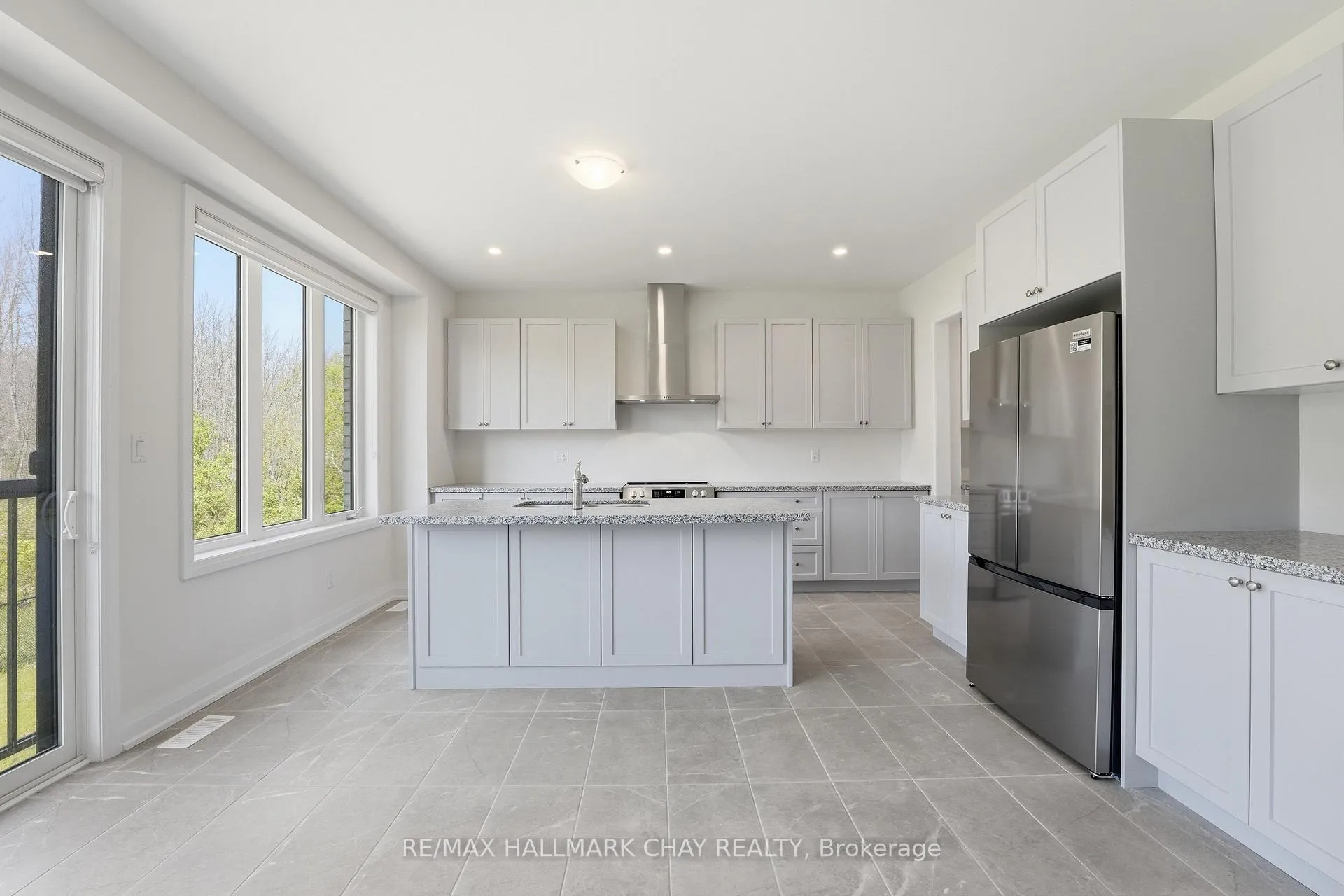 Photo 5 of 25 Del Ray Crescent, Wasaga Beach — HOMEH