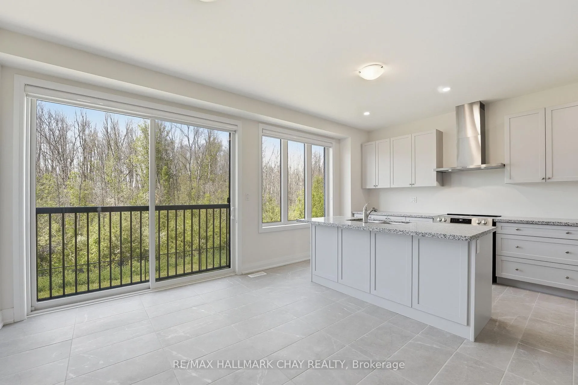 Photo 7 of 25 Del Ray Crescent, Wasaga Beach — HOMEH