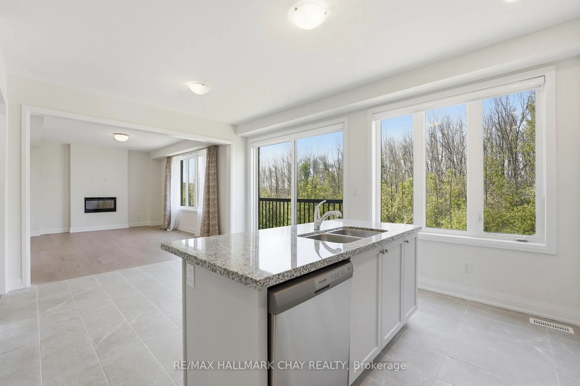 Photo 8 of 25 Del Ray Crescent, Wasaga Beach — HOMEH