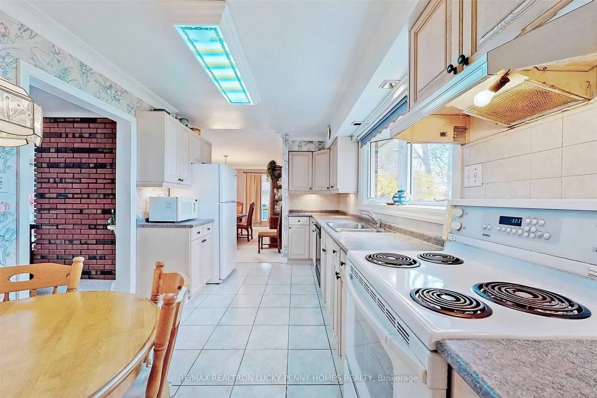 Photo 8 of 57 Windridge Drive, Markham, Bullock — HOMEH