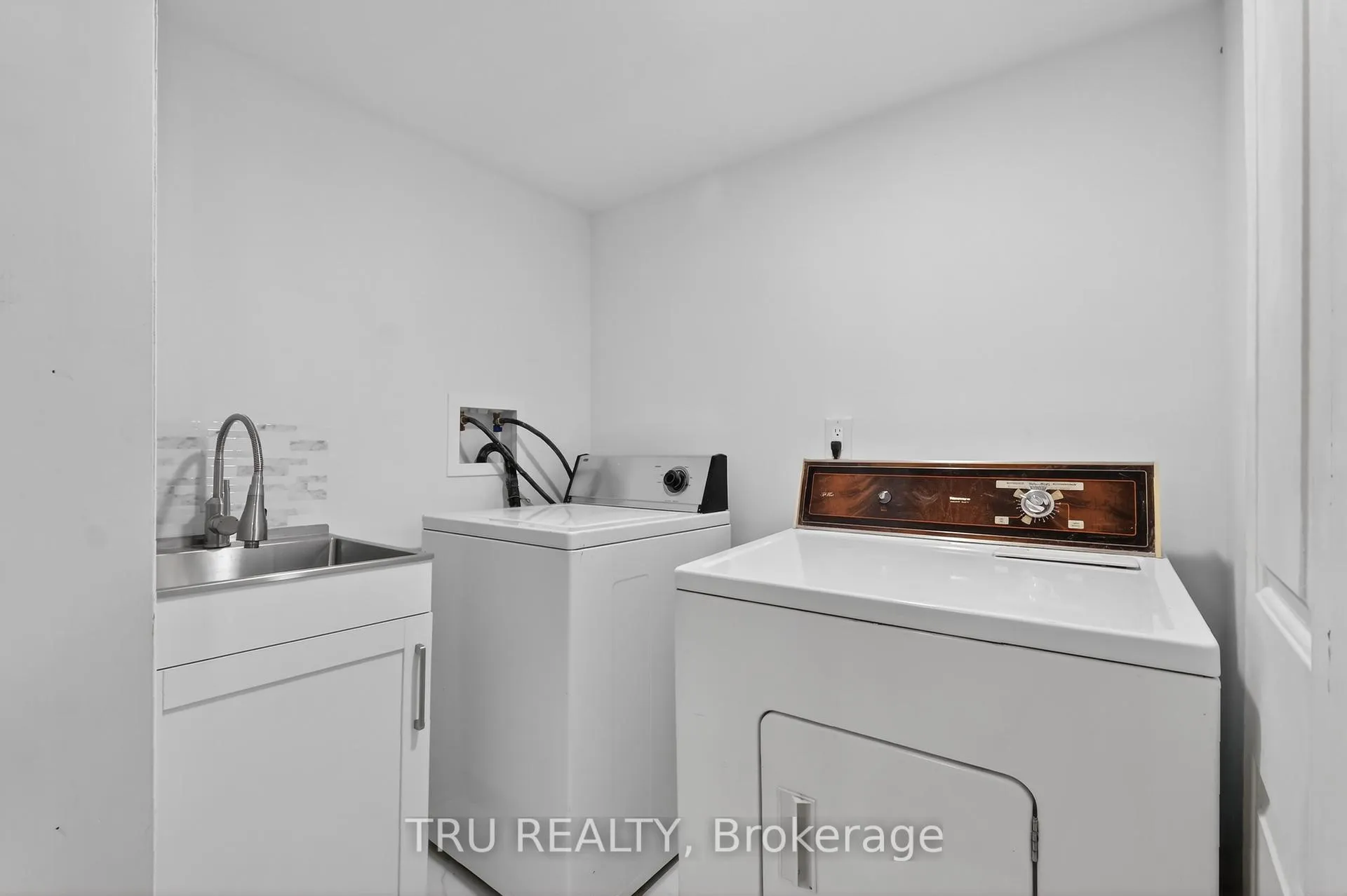Photo 21 of Unit B, 1263 Maitland Avenue, Ottawa, Copeland Park — HOMEH