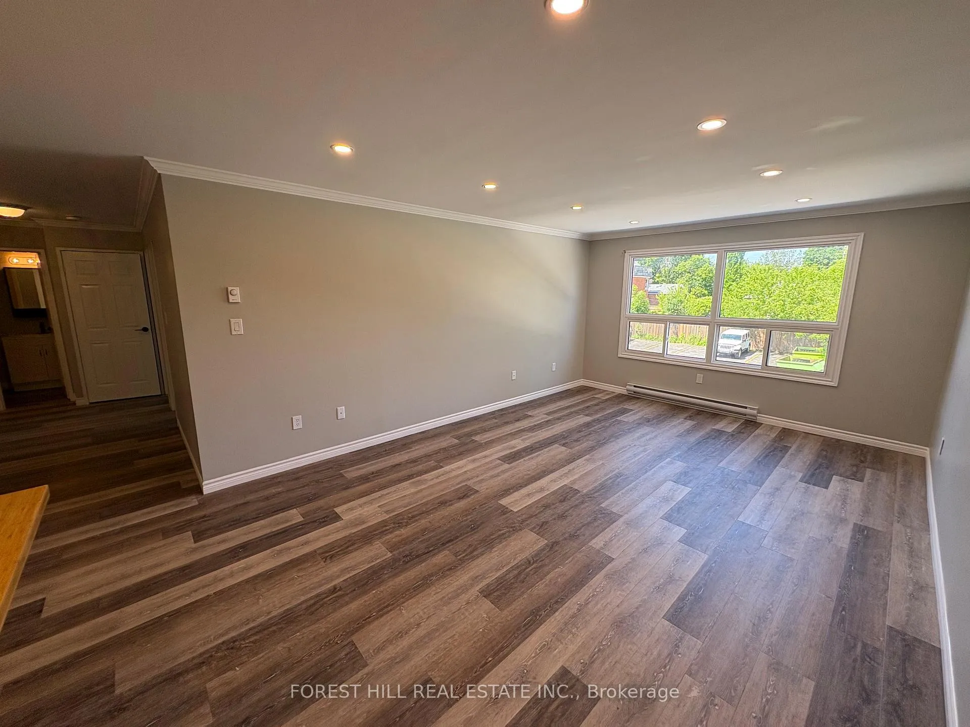 Photo 3 of Unit 4, 130 King Street E, Clarington, Bowmanville — HOMEH