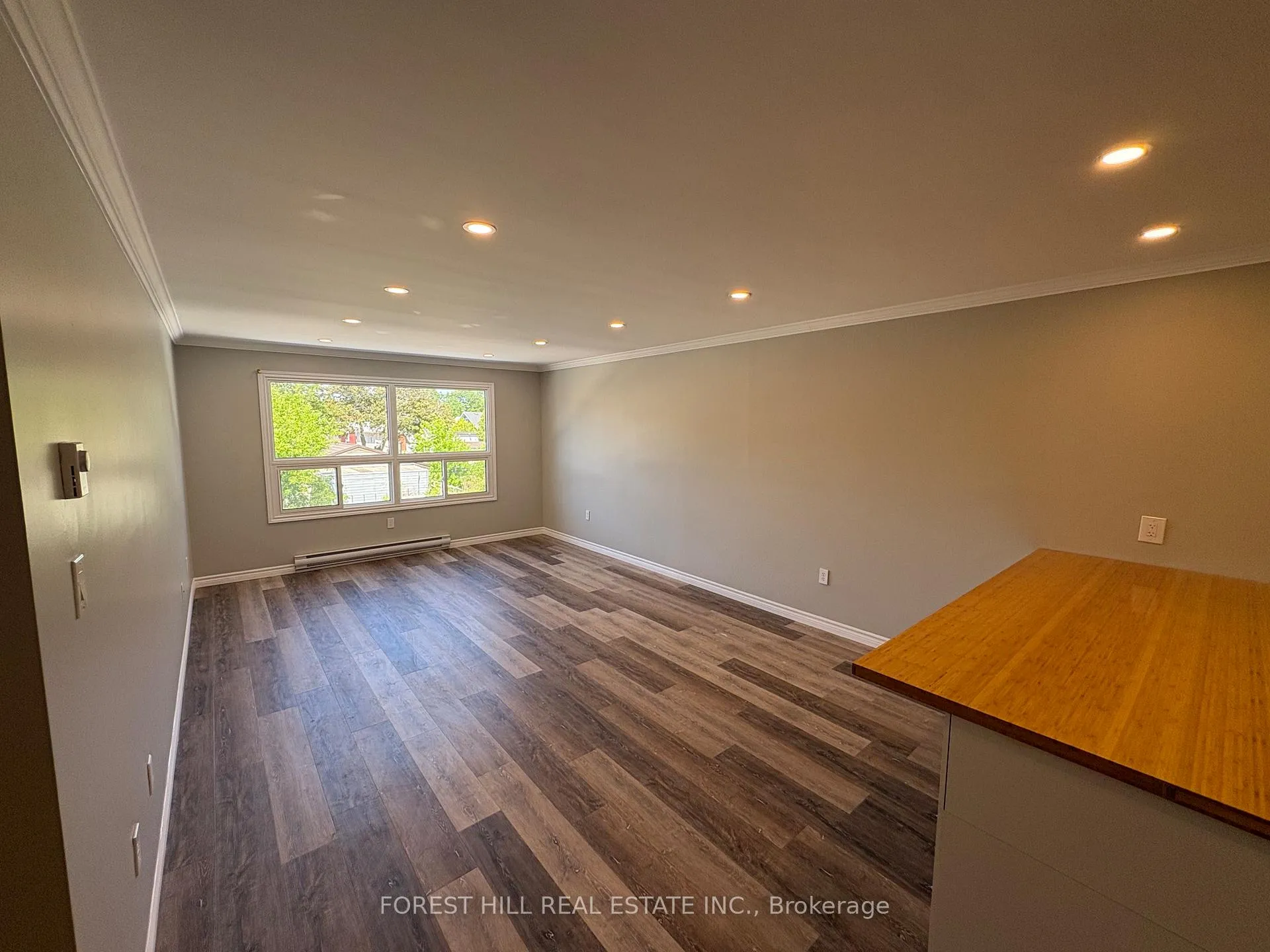Photo 4 of Unit 4, 130 King Street E, Clarington, Bowmanville — HOMEH