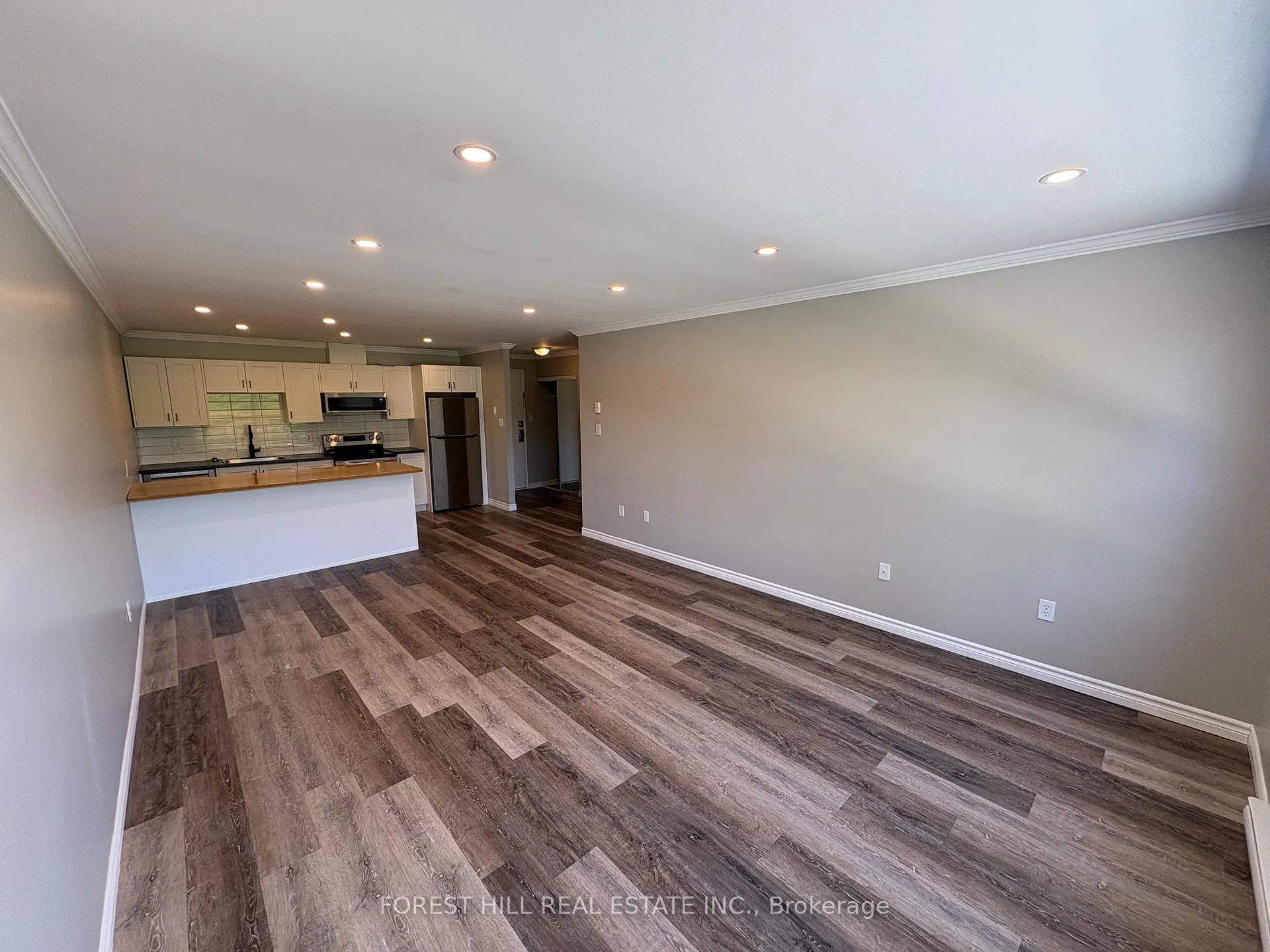 Photo 5 of Unit 4, 130 King Street E, Clarington, Bowmanville — HOMEH