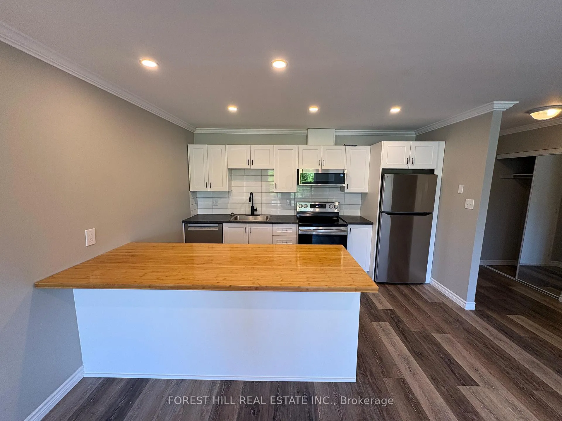 Photo 6 of Unit 4, 130 King Street E, Clarington, Bowmanville — HOMEH