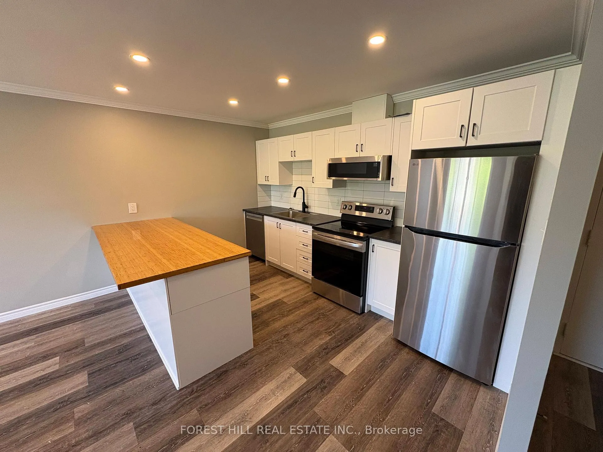 Photo 7 of Unit 4, 130 King Street E, Clarington, Bowmanville — HOMEH