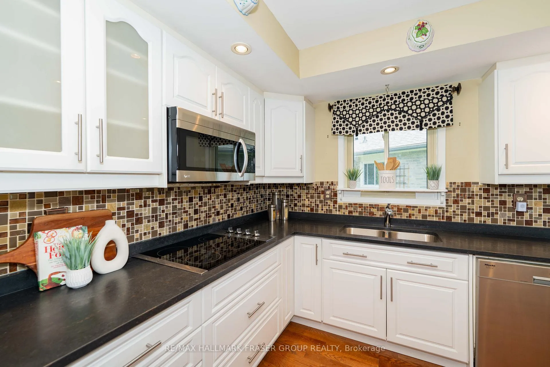 Photo 9 of 59 Regency Crescent, Whitby, Downtown Whitby — HOMEH