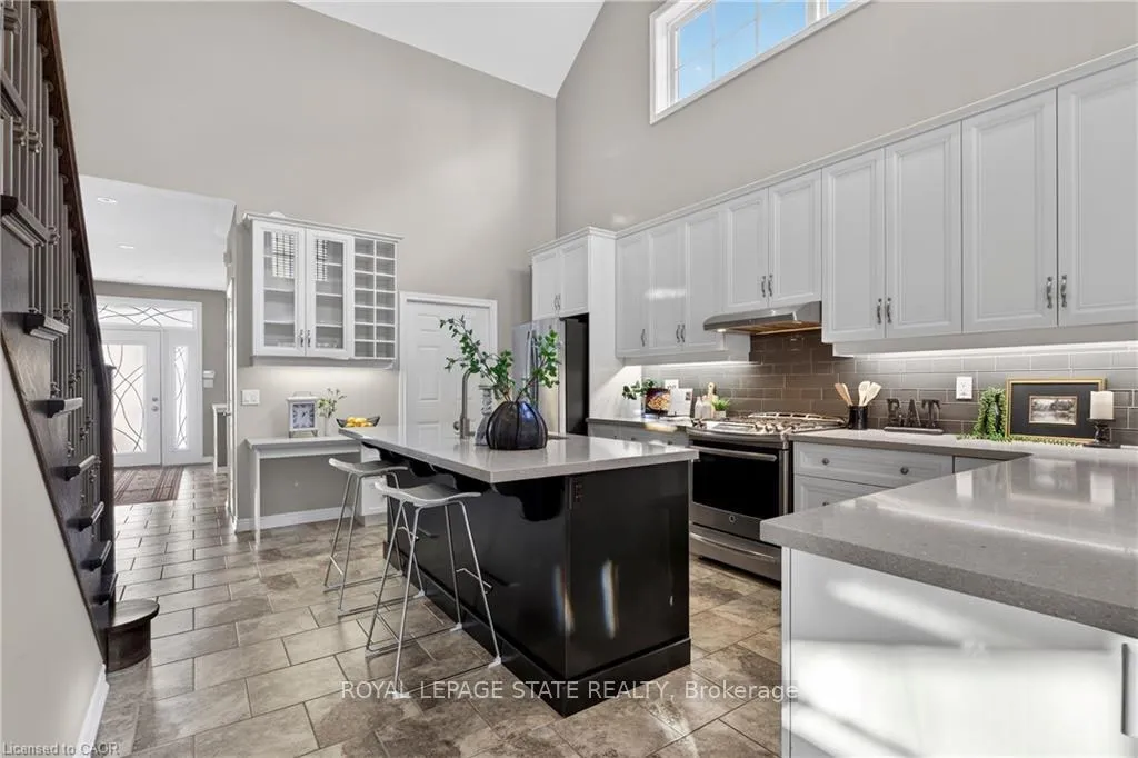 Photo 12 of 27 Black Walnut Crescent, Hamilton, Meadowlands — HOMEH