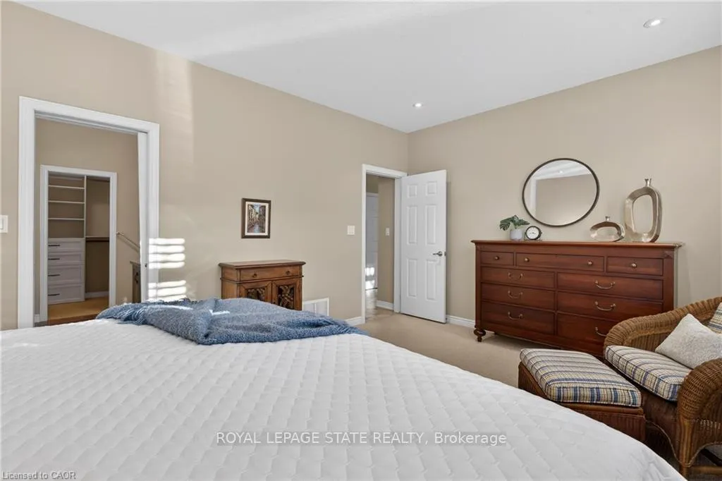 Photo 23 of 27 Black Walnut Crescent, Hamilton, Meadowlands — HOMEH