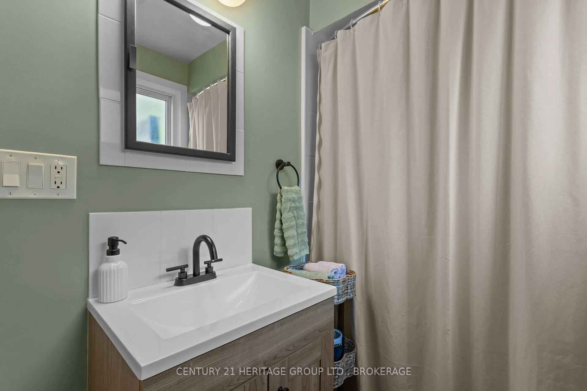 Photo 17 of 198 Raglan Road, Kingston, East of Sir John A. Blvd — HOMEH