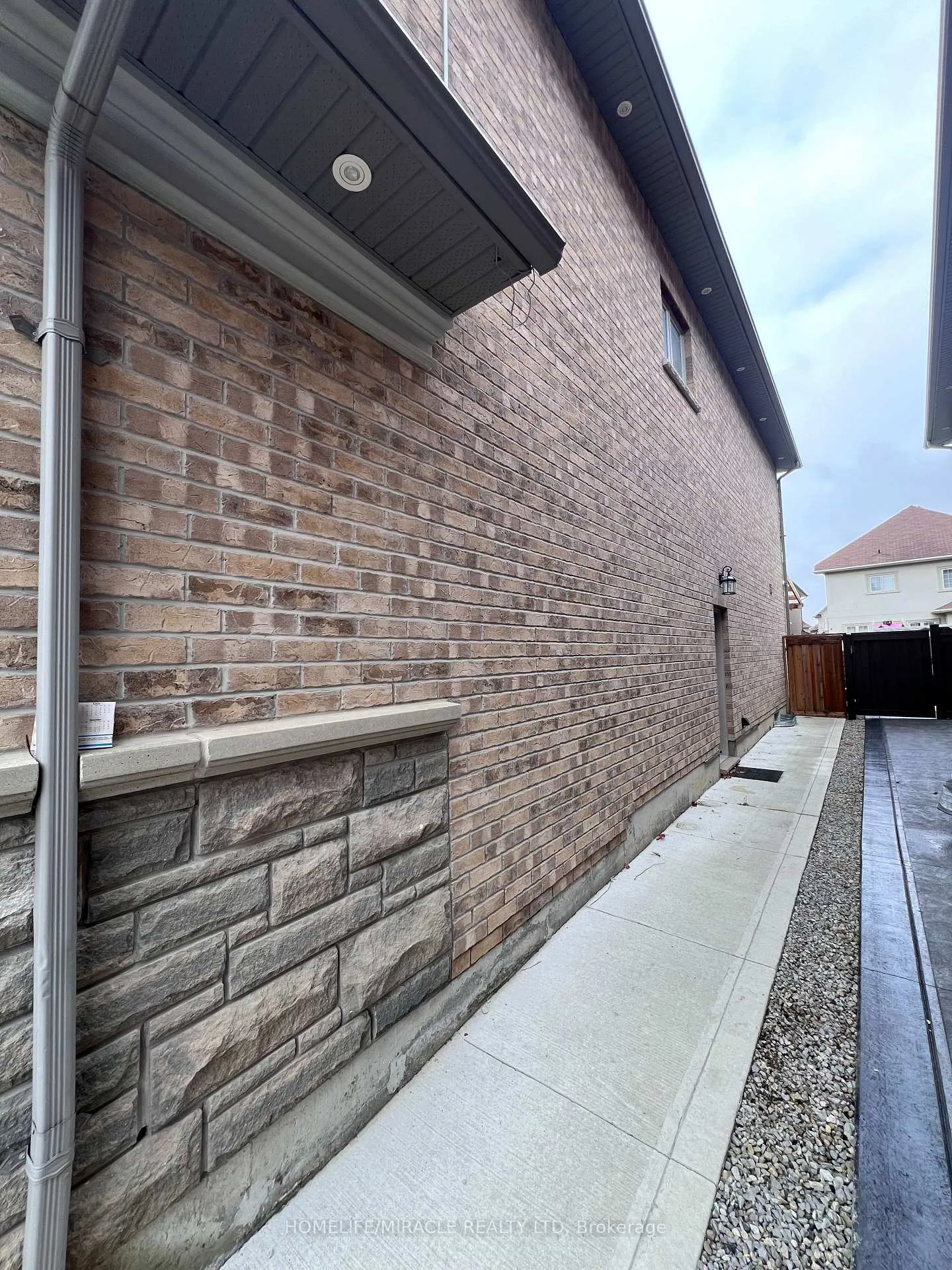 Photo 2 of 8 Arda Crescent, Brampton, Toronto Gore Rural Estate — HOMEH