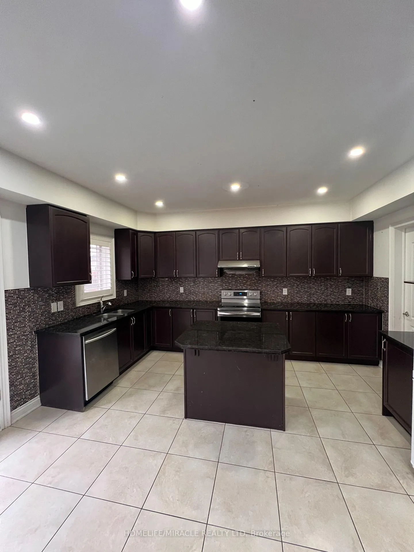 Photo 14 of 8 Arda Crescent, Brampton, Toronto Gore Rural Estate — HOMEH