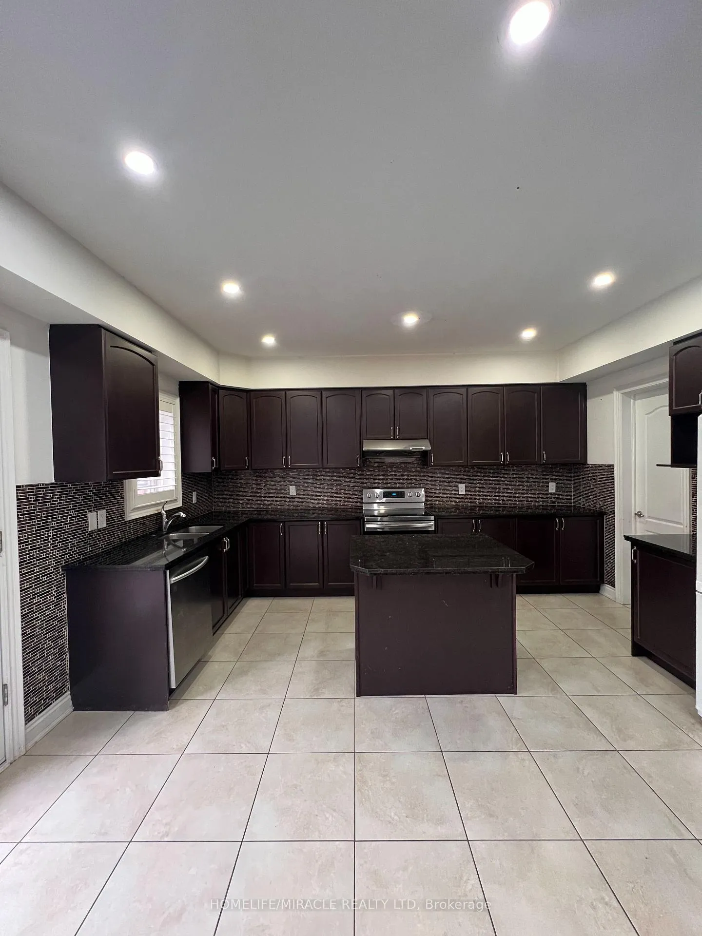 Photo 15 of 8 Arda Crescent, Brampton, Toronto Gore Rural Estate — HOMEH