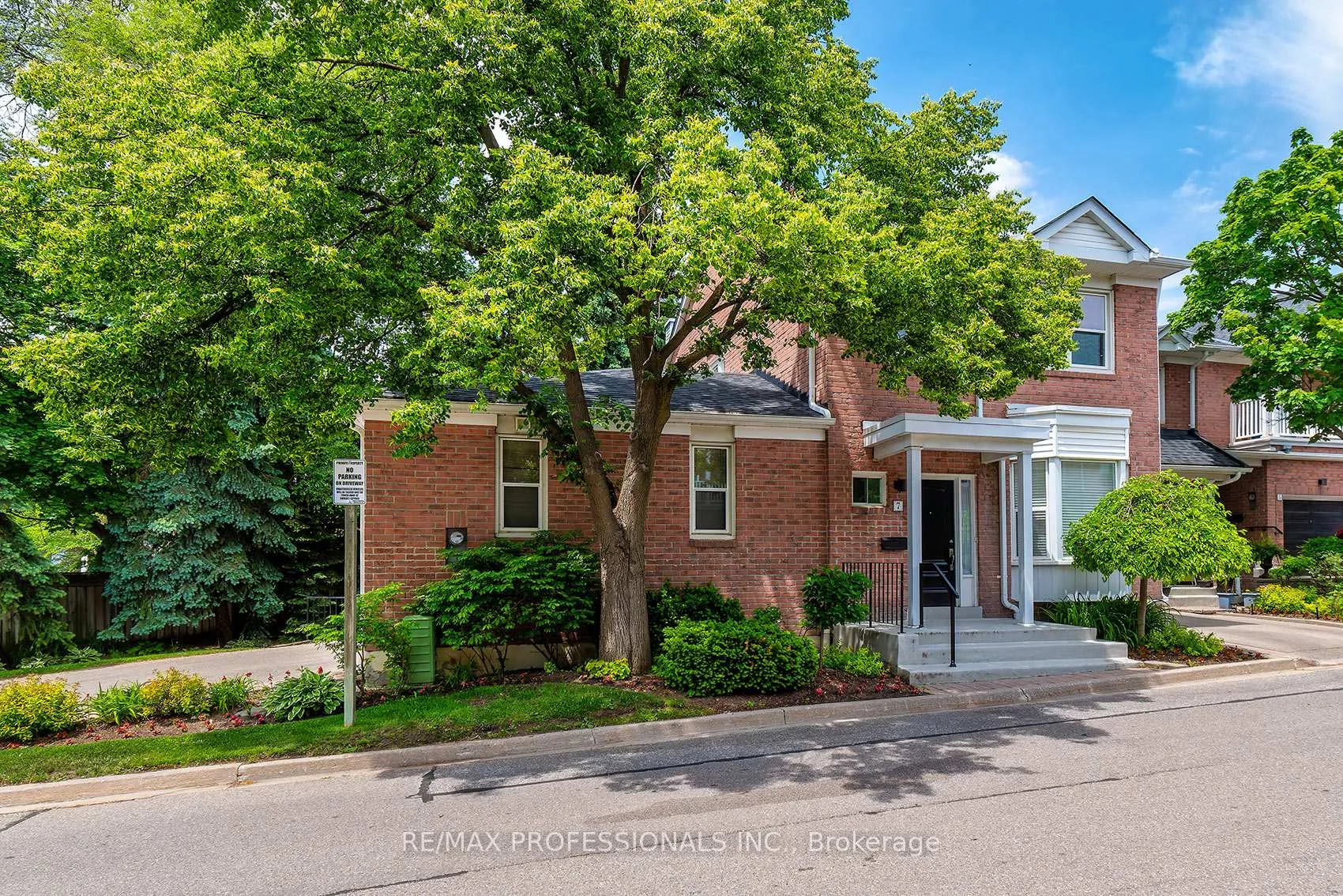 Photo 2 of 7 Tamarack Circle, Etobicoke, Kingsview Village-The Westway — HOMEH