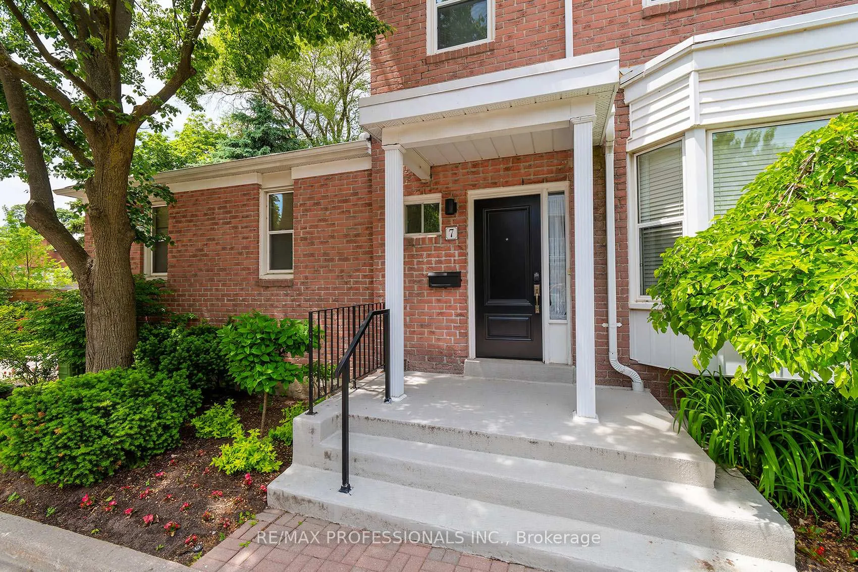 Photo 6 of 7 Tamarack Circle, Etobicoke, Kingsview Village-The Westway — HOMEH