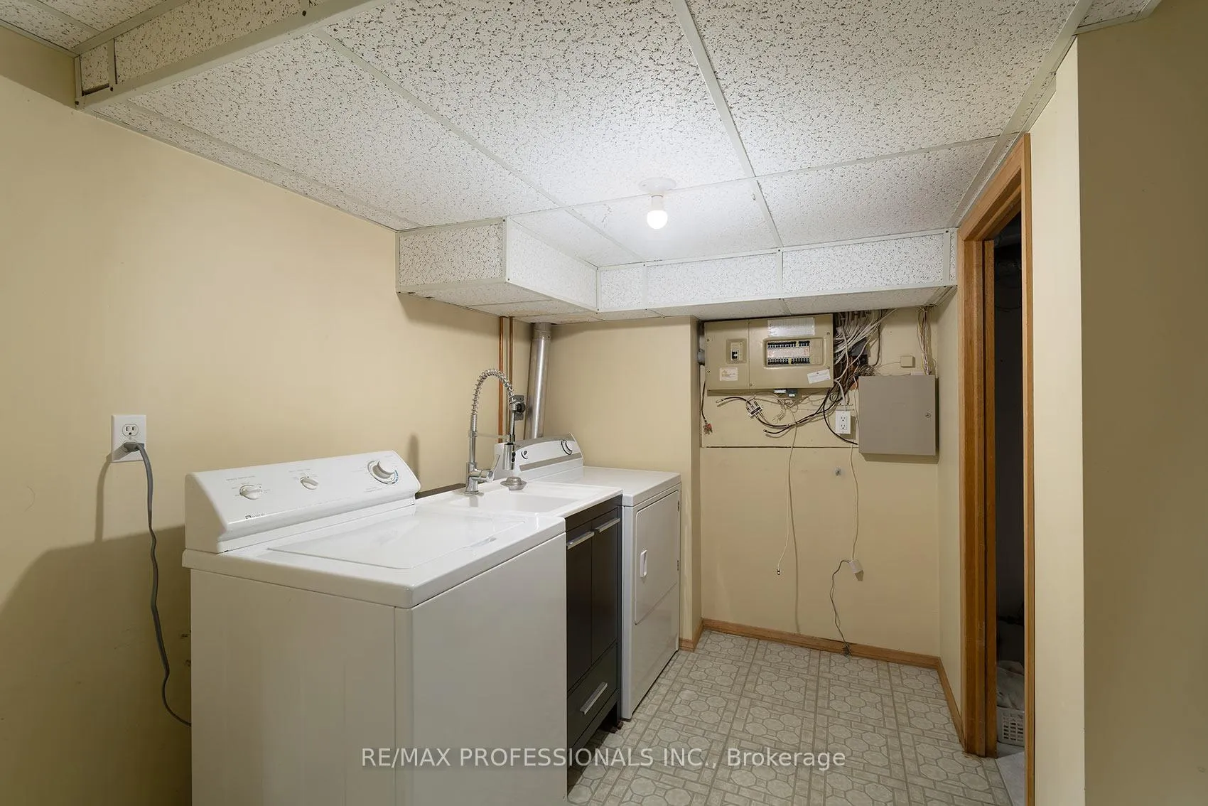 Photo 39 of 7 Tamarack Circle, Etobicoke, Kingsview Village-The Westway — HOMEH