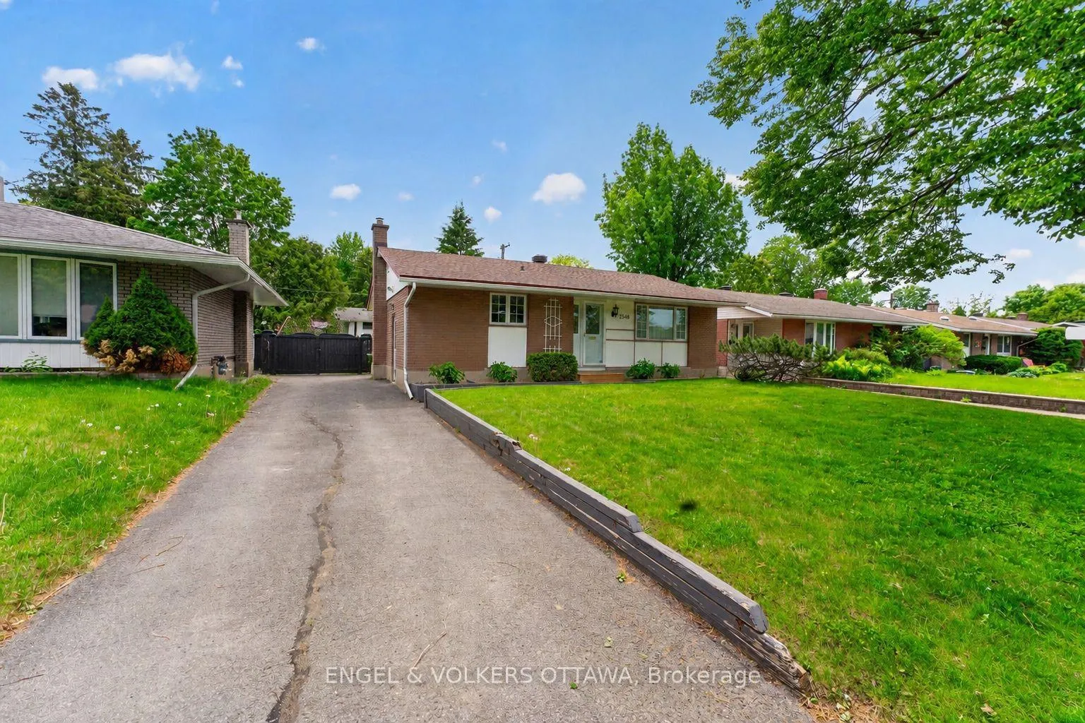 Photo 2 of 2548 Hanlon Avenue, Ottawa, Queensway Terrace North — HOMEH
