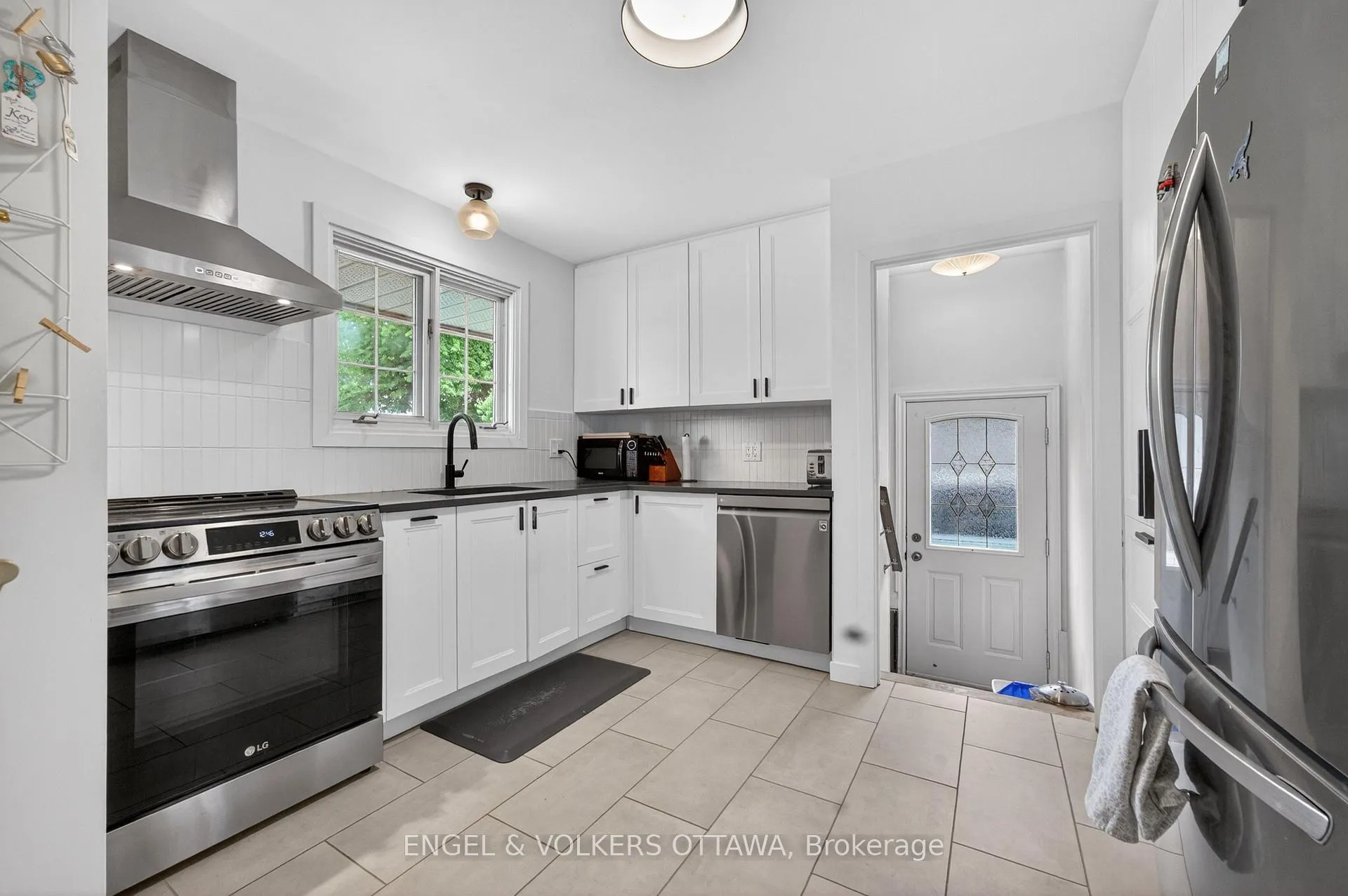 Photo 5 of 2548 Hanlon Avenue, Ottawa, Queensway Terrace North — HOMEH