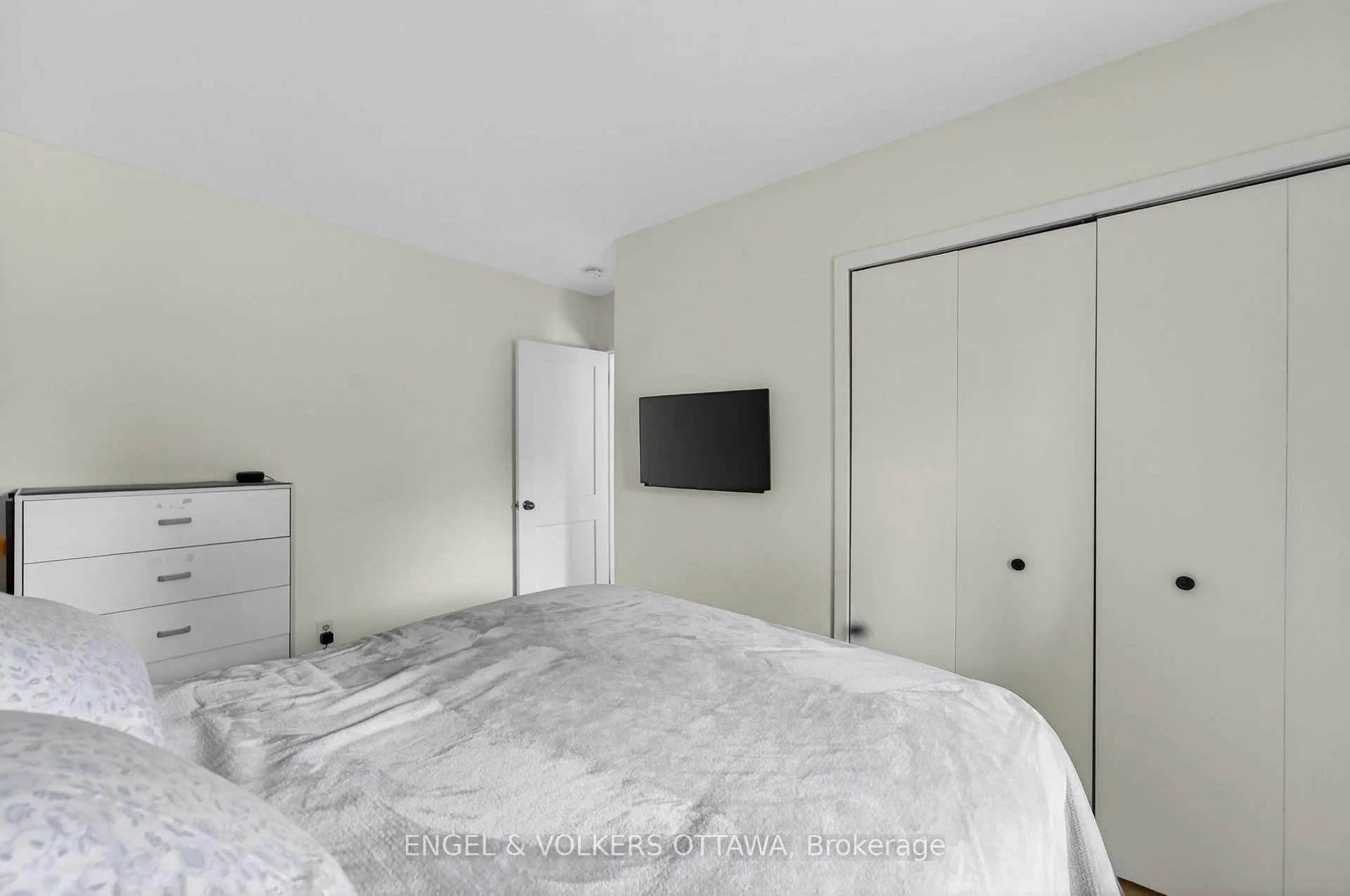 Photo 11 of 2548 Hanlon Avenue, Ottawa, Queensway Terrace North — HOMEH