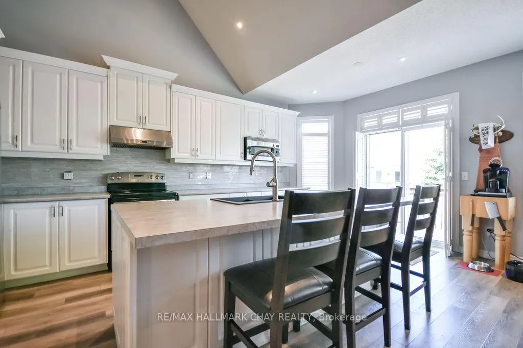 Photo 8 of 34 Meadowood Drive, Wasaga Beach — HOMEH