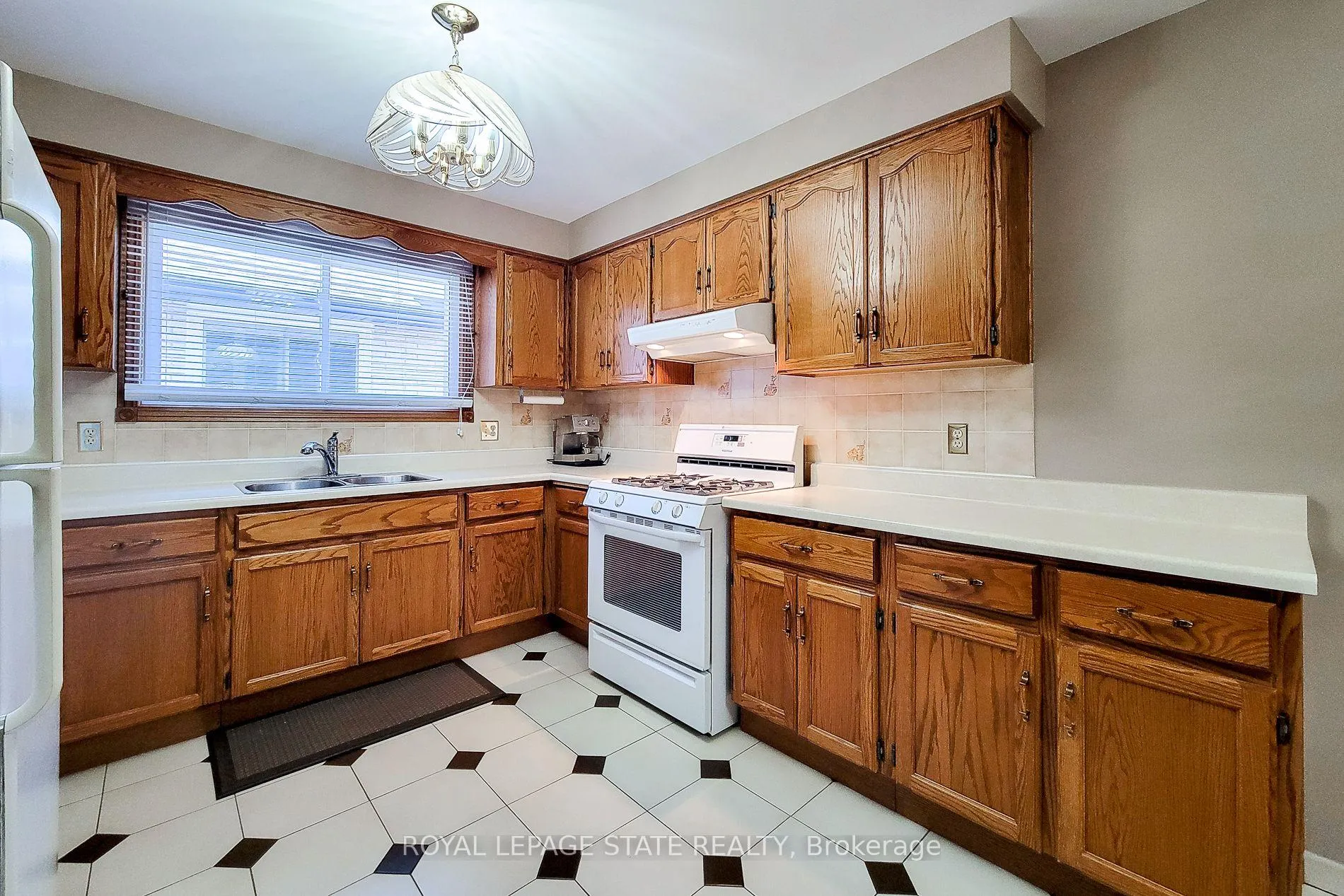 Photo 24 of 56 Teak Street, Hamilton, Stoney Creek — HOMEH