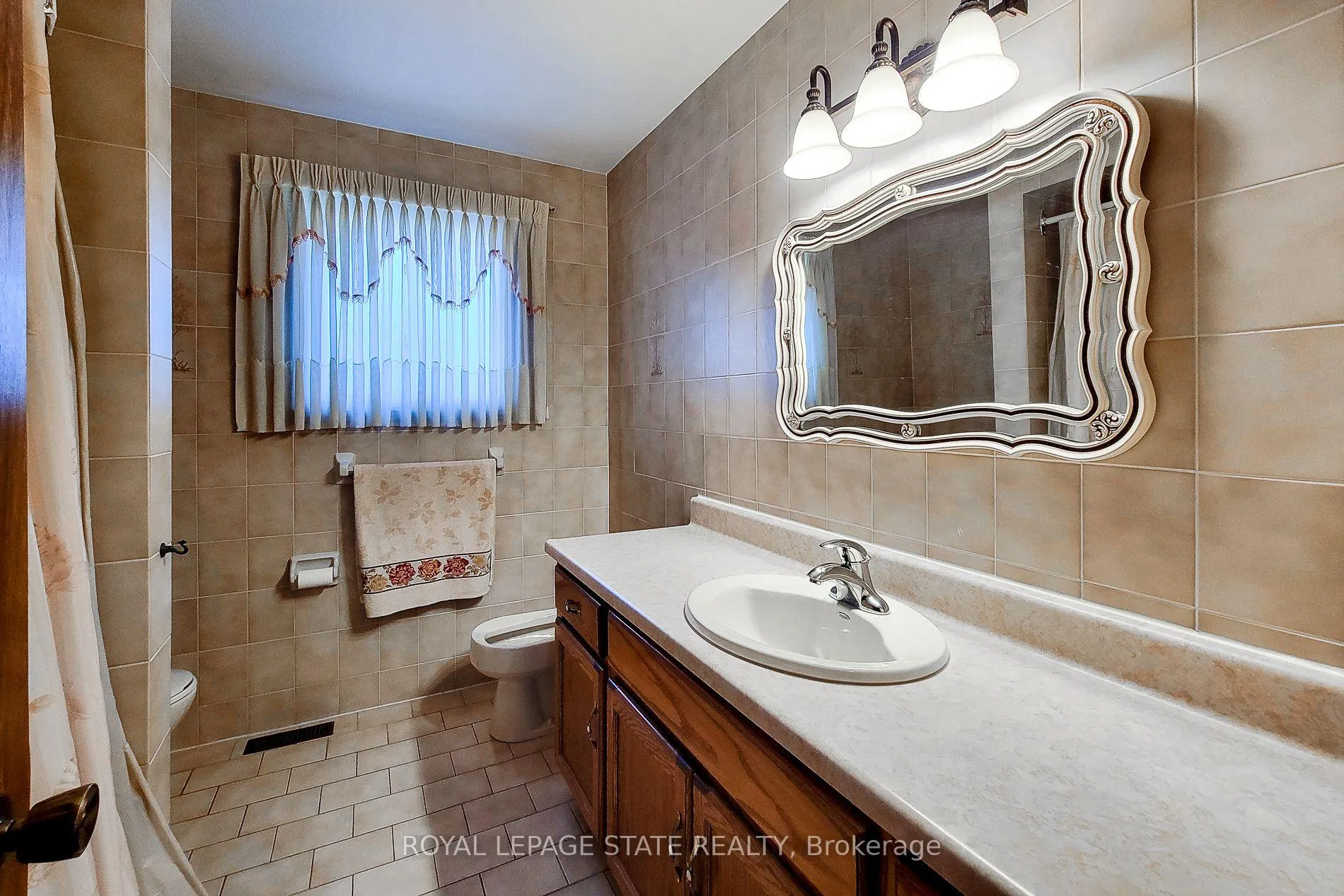Photo 39 of 56 Teak Street, Hamilton, Stoney Creek — HOMEH