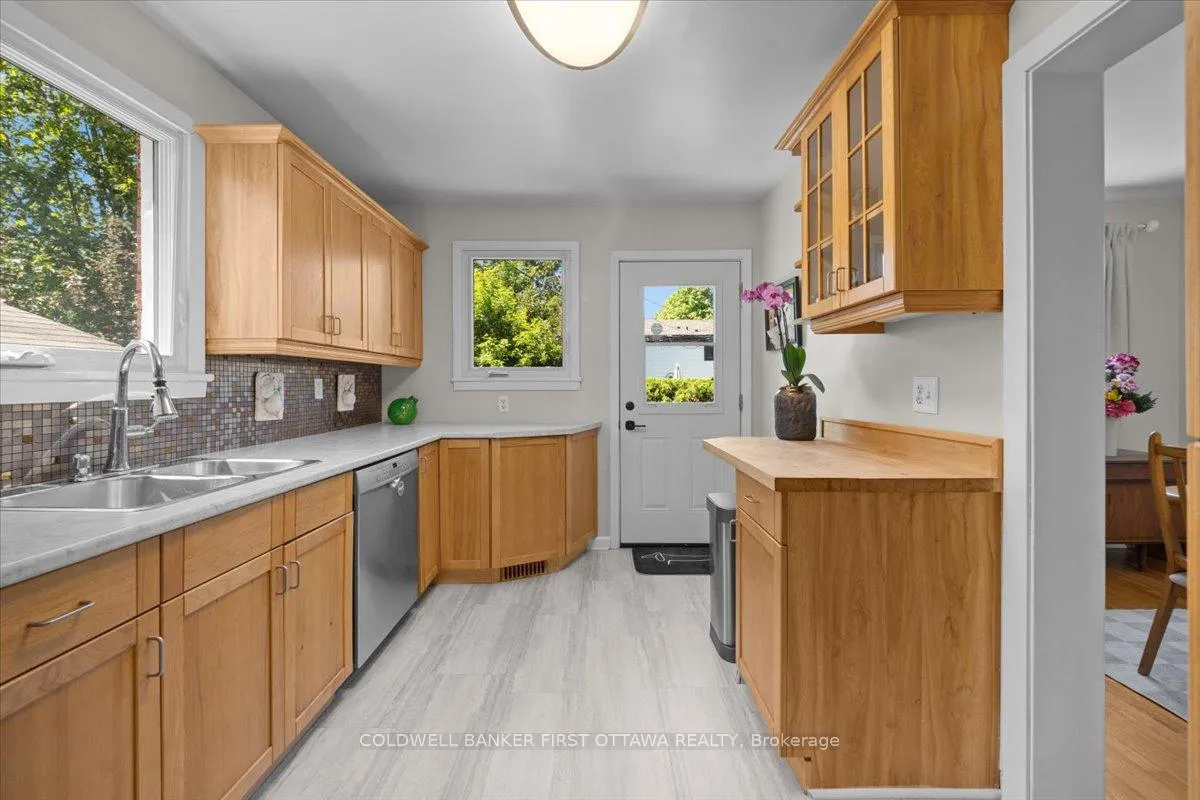 Photo 10 of 998 Mossdale Street, Ottawa, Queensway Terrace North — HOMEH
