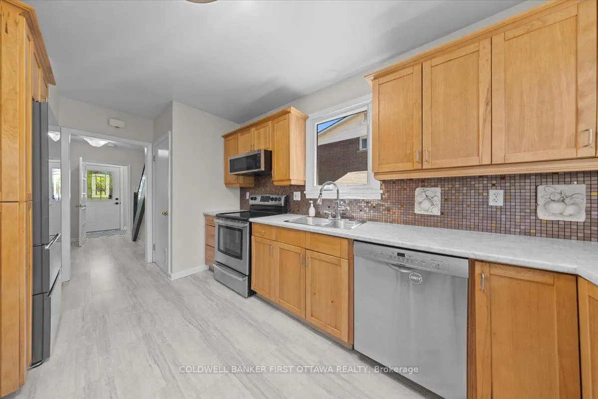 Photo 12 of 998 Mossdale Street, Ottawa, Queensway Terrace North — HOMEH