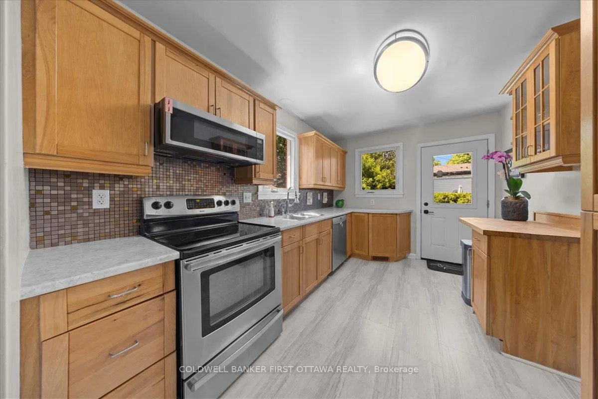 Photo 13 of 998 Mossdale Street, Ottawa, Queensway Terrace North — HOMEH