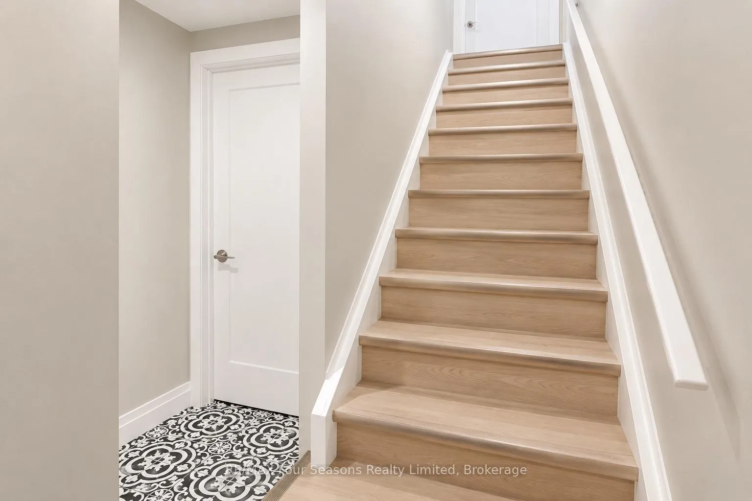 Photo 6 of 23 Camille Court, Hamilton, Huntington — HOMEH