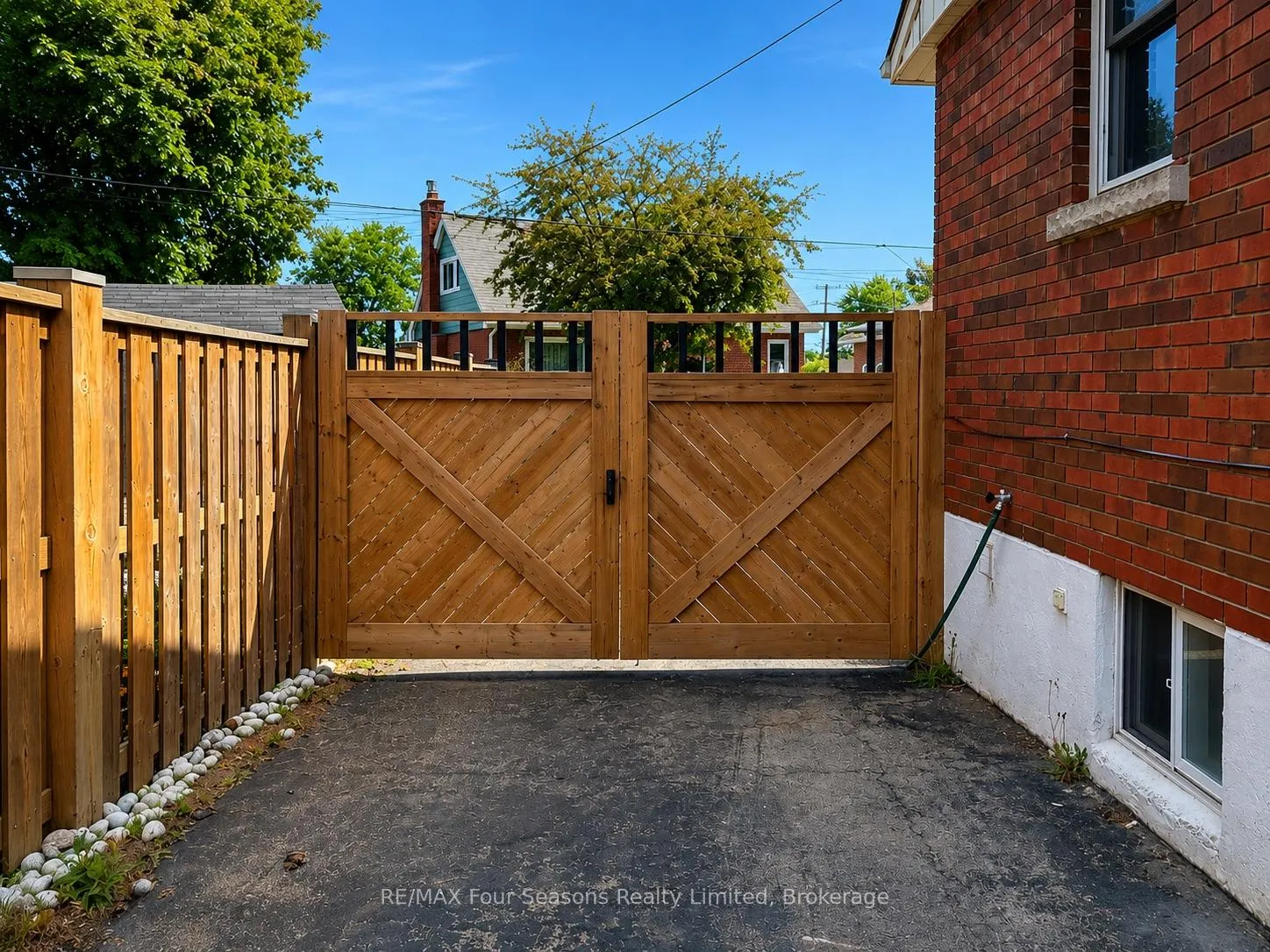 Photo 25 of 23 Camille Court, Hamilton, Huntington — HOMEH