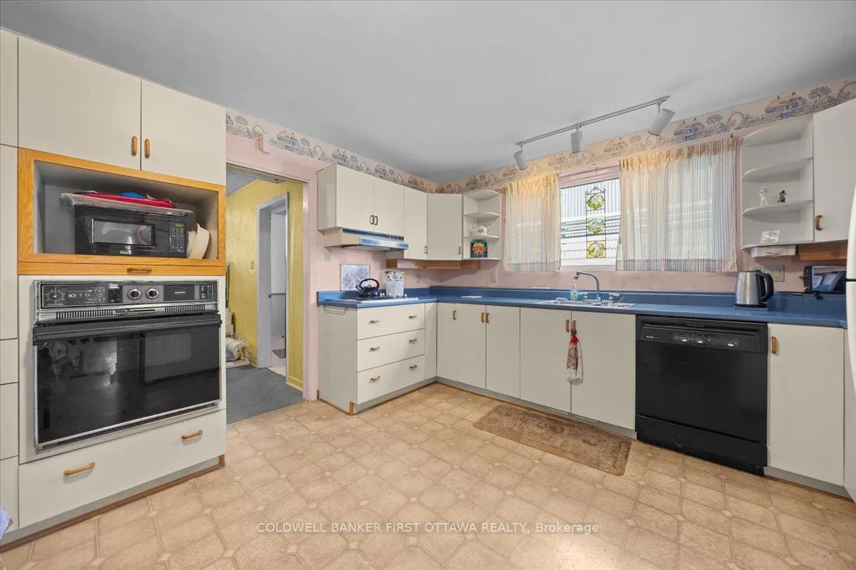 Photo 15 of 832 Ivanhoe Avenue, Ottawa, Queensway Terrace North — HOMEH