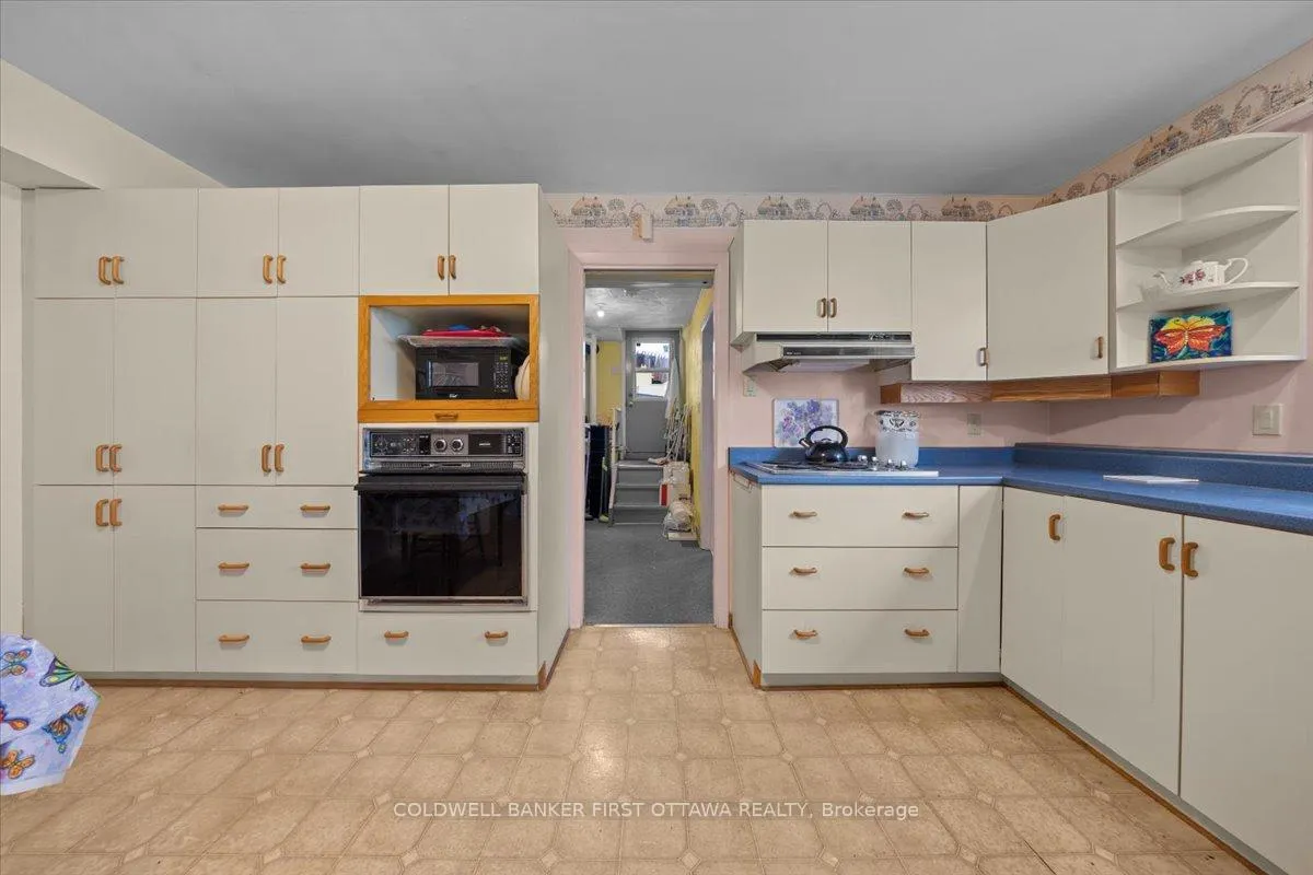 Photo 17 of 832 Ivanhoe Avenue, Ottawa, Queensway Terrace North — HOMEH