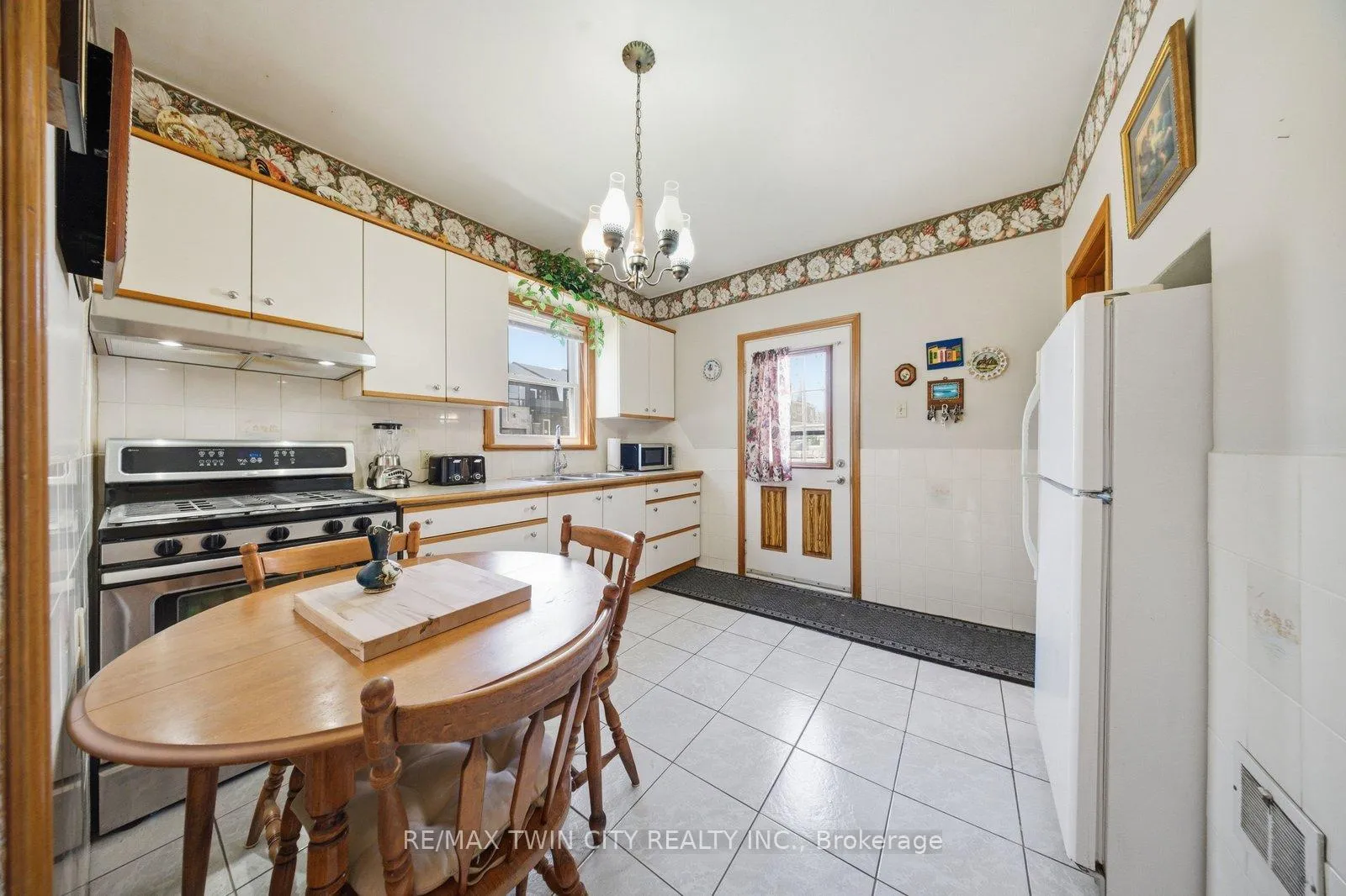 Photo 5 of 76 Brock Street, Brantford, Victoria/Arthur — HOMEH