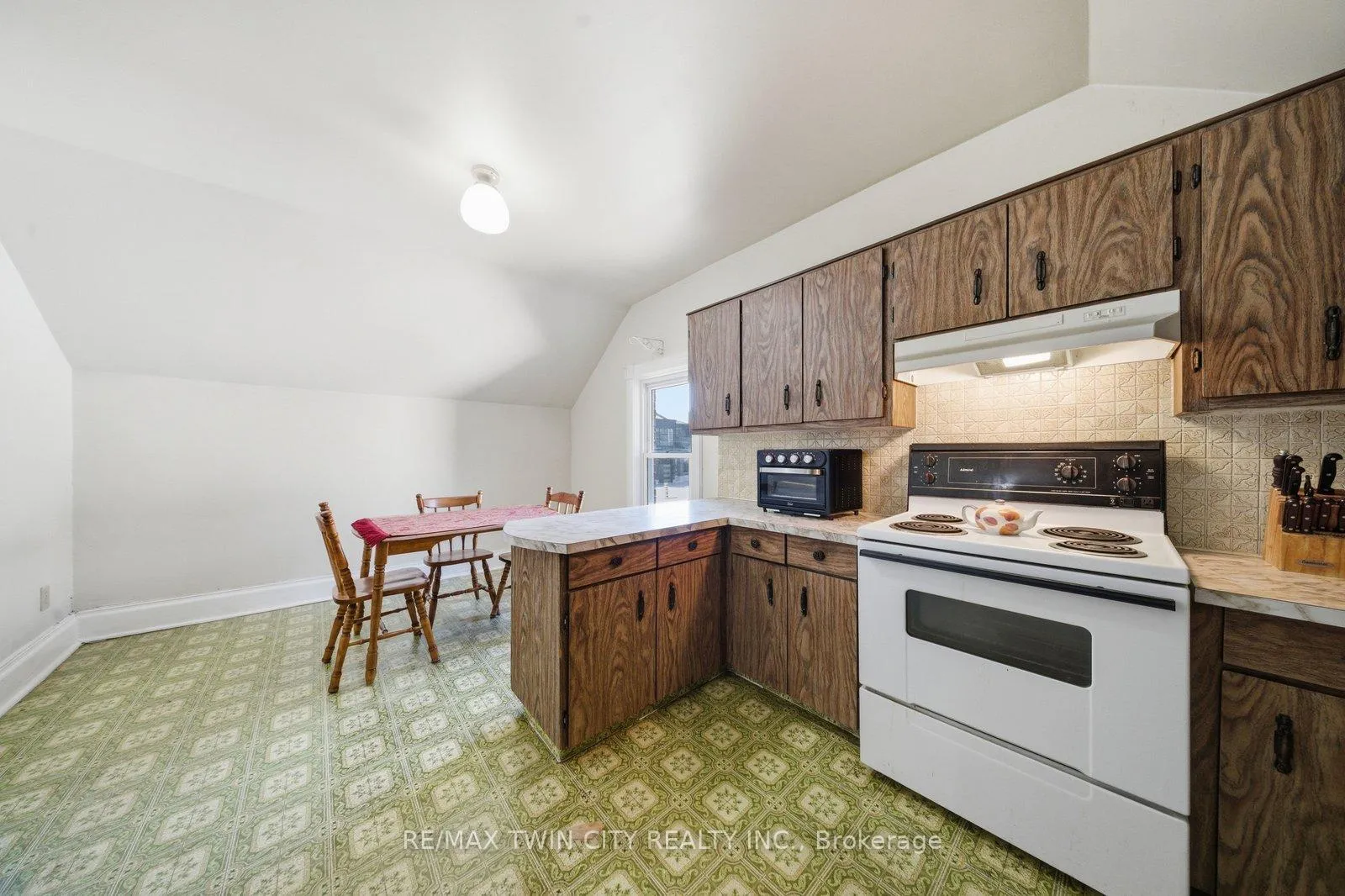 Photo 14 of 76 Brock Street, Brantford, Victoria/Arthur — HOMEH