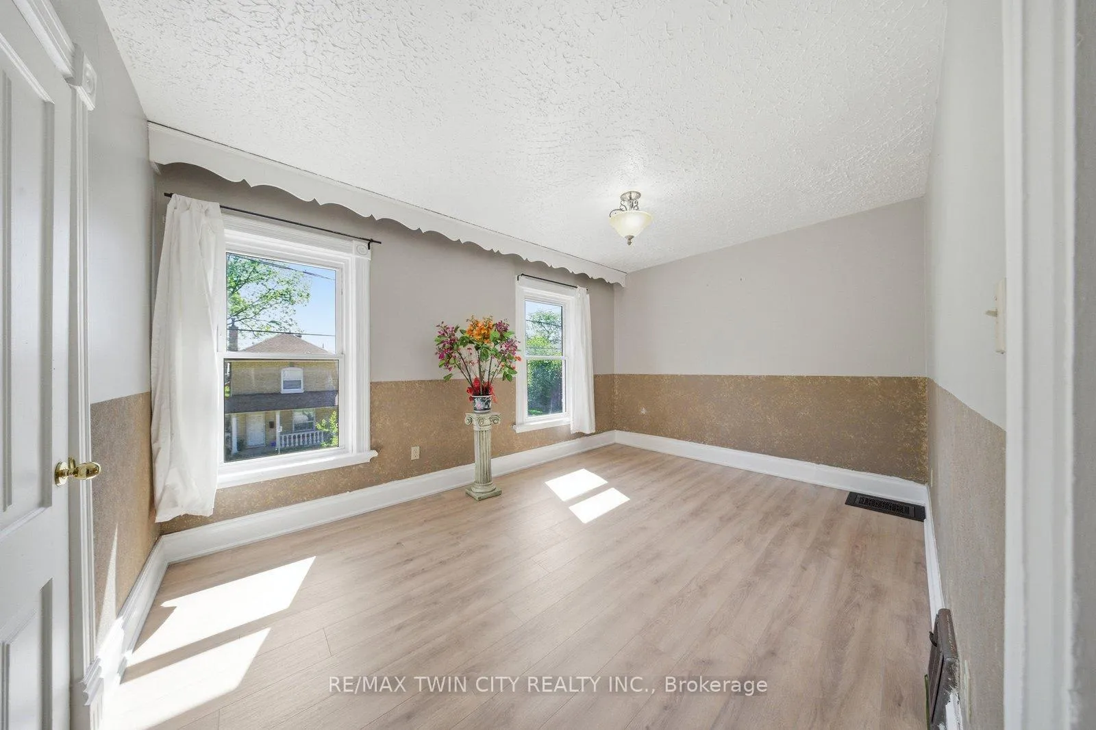Photo 17 of 76 Brock Street, Brantford, Victoria/Arthur — HOMEH