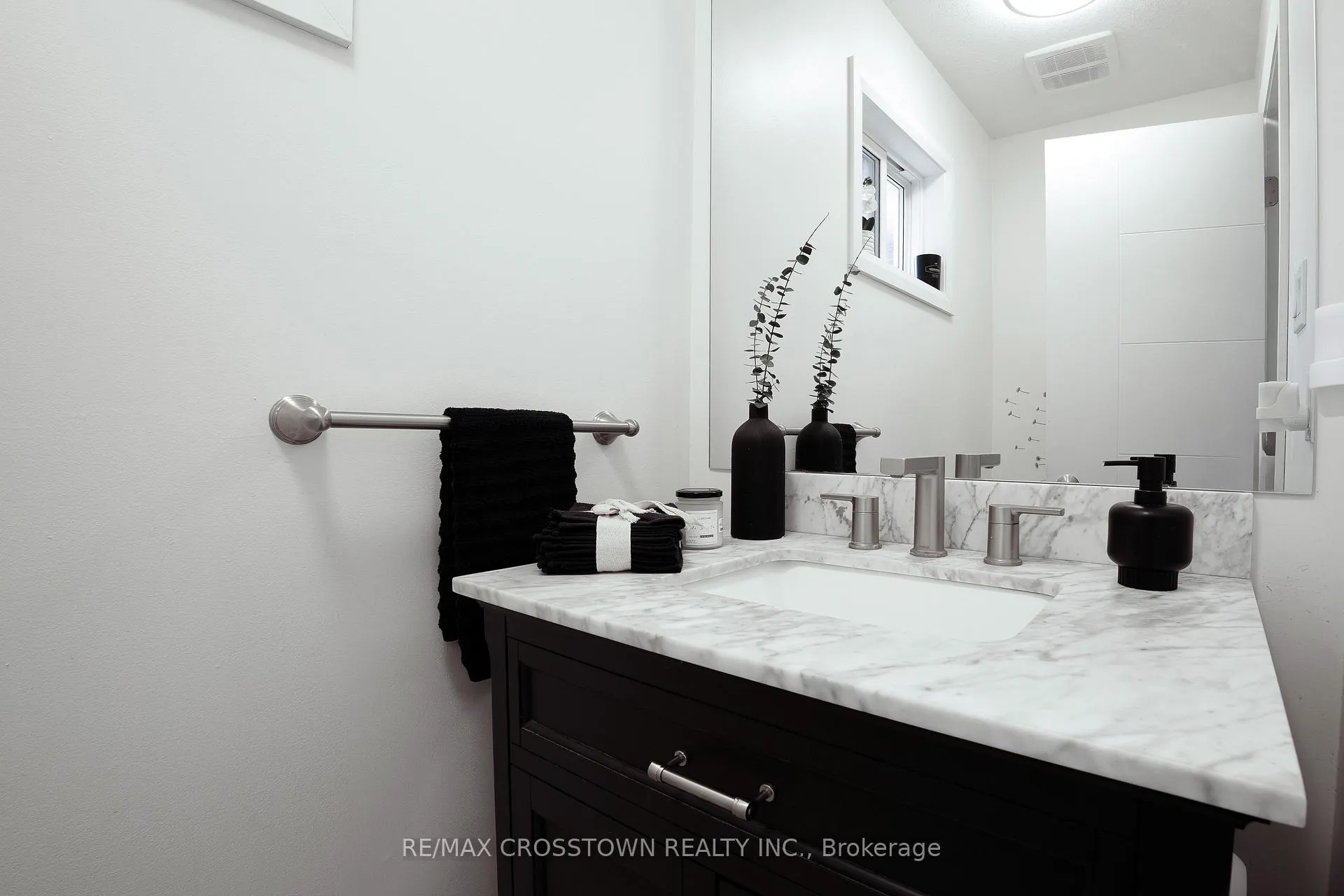 Photo 10 of 22 Bluegrass Drive, Barrie, Holly — HOMEH