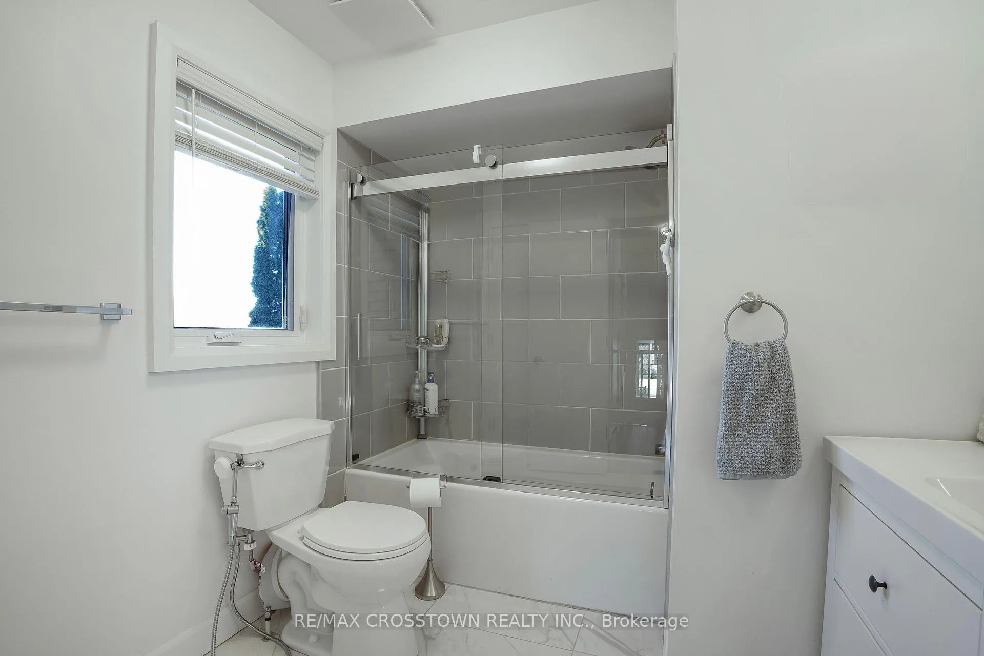 Photo 16 of 22 Bluegrass Drive, Barrie, Holly — HOMEH
