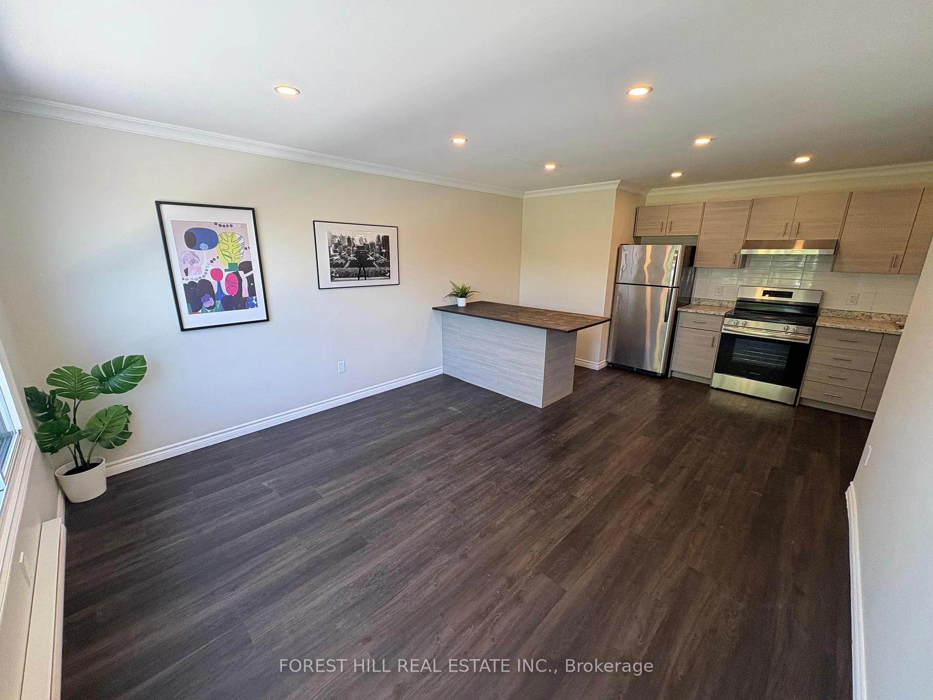 Photo 3 of Unit 8, 130 King Street E, Clarington, Bowmanville — HOMEH