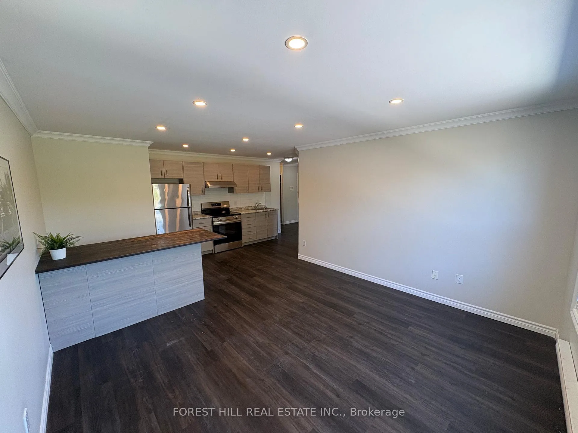 Photo 4 of Unit 8, 130 King Street E, Clarington, Bowmanville — HOMEH