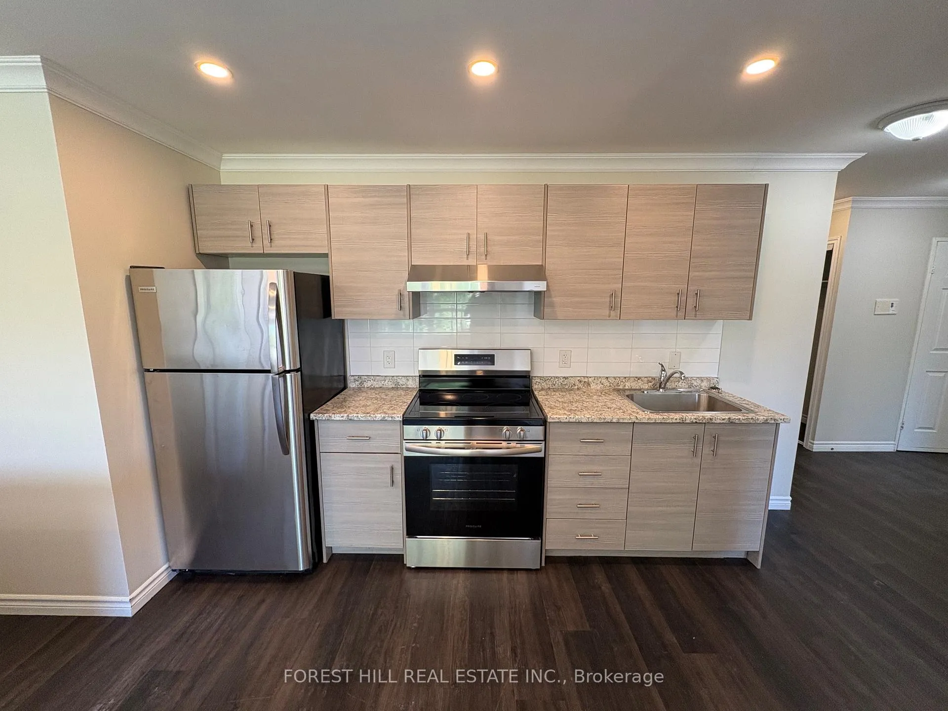 Photo 5 of Unit 8, 130 King Street E, Clarington, Bowmanville — HOMEH