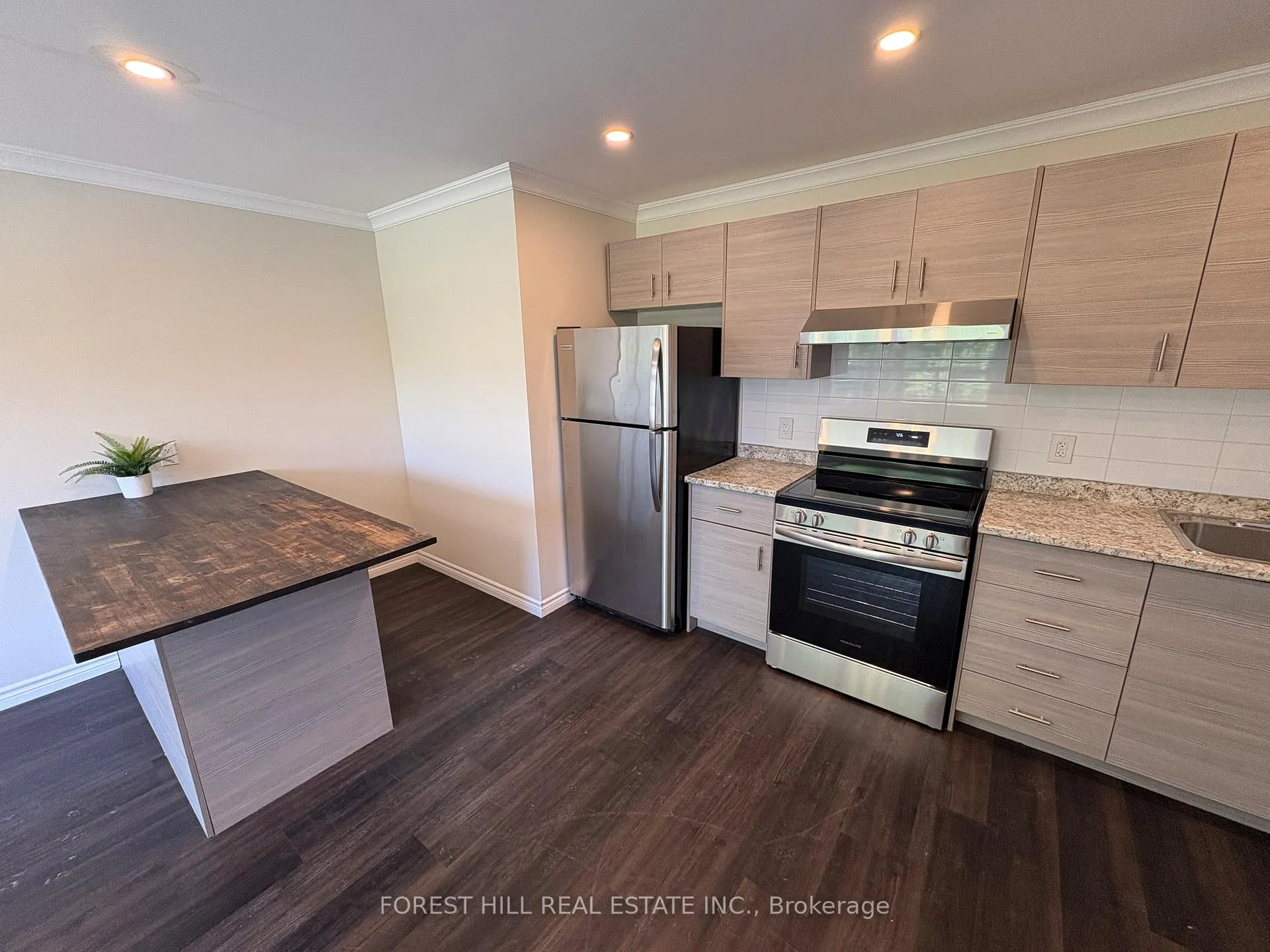 Photo 6 of Unit 8, 130 King Street E, Clarington, Bowmanville — HOMEH