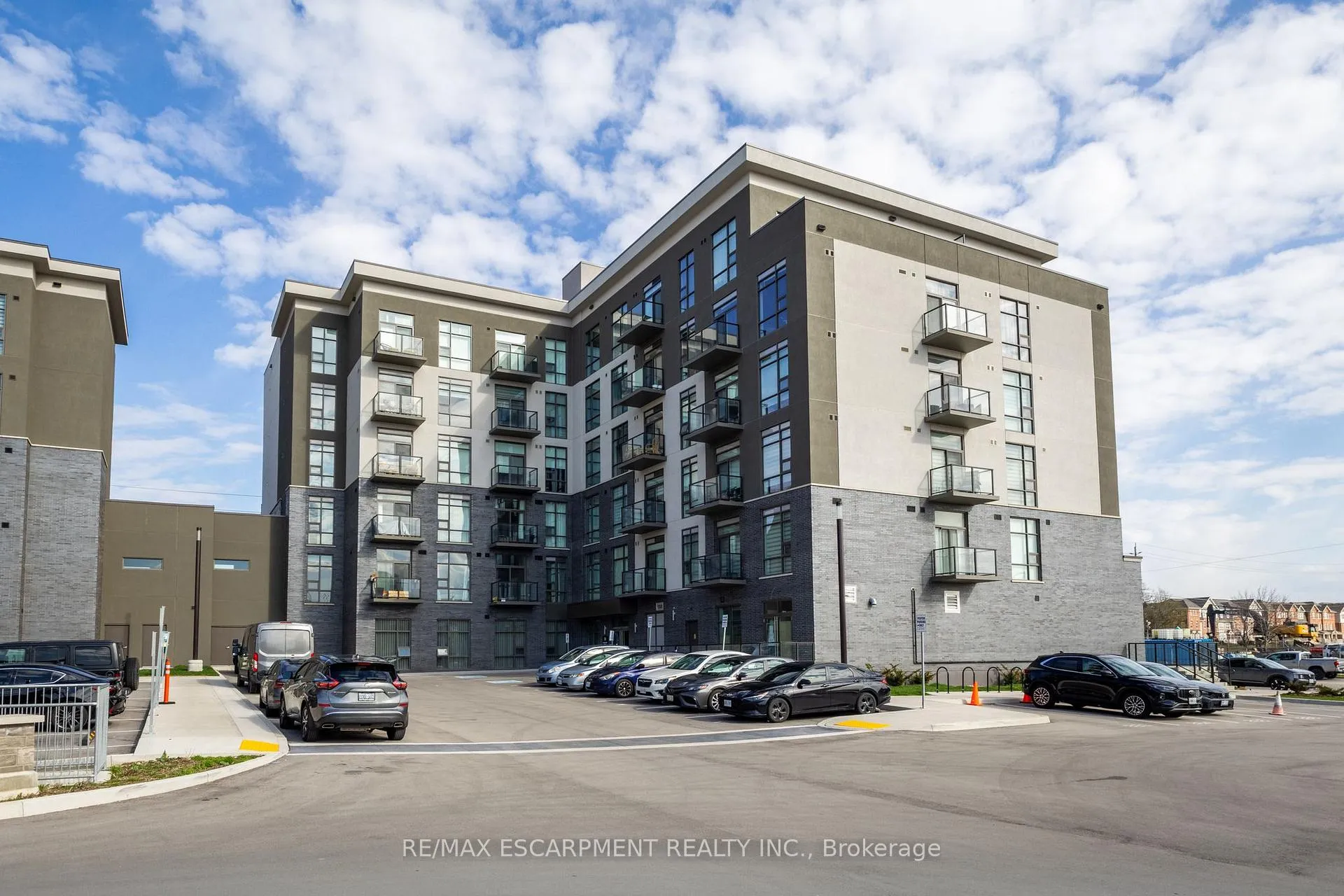 Photo 2 of Unit 438, 10 Mallard Trail, Hamilton, Waterdown — HOMEH