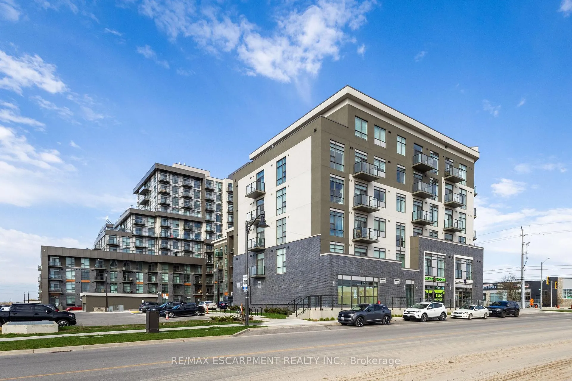 Photo 3 of Unit 438, 10 Mallard Trail, Hamilton, Waterdown — HOMEH