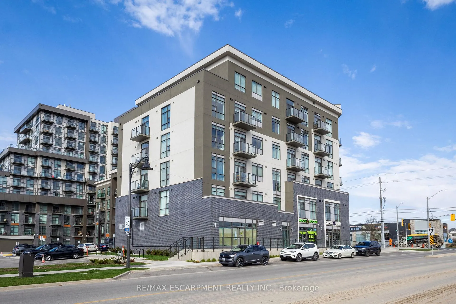 Photo 4 of Unit 438, 10 Mallard Trail, Hamilton, Waterdown — HOMEH