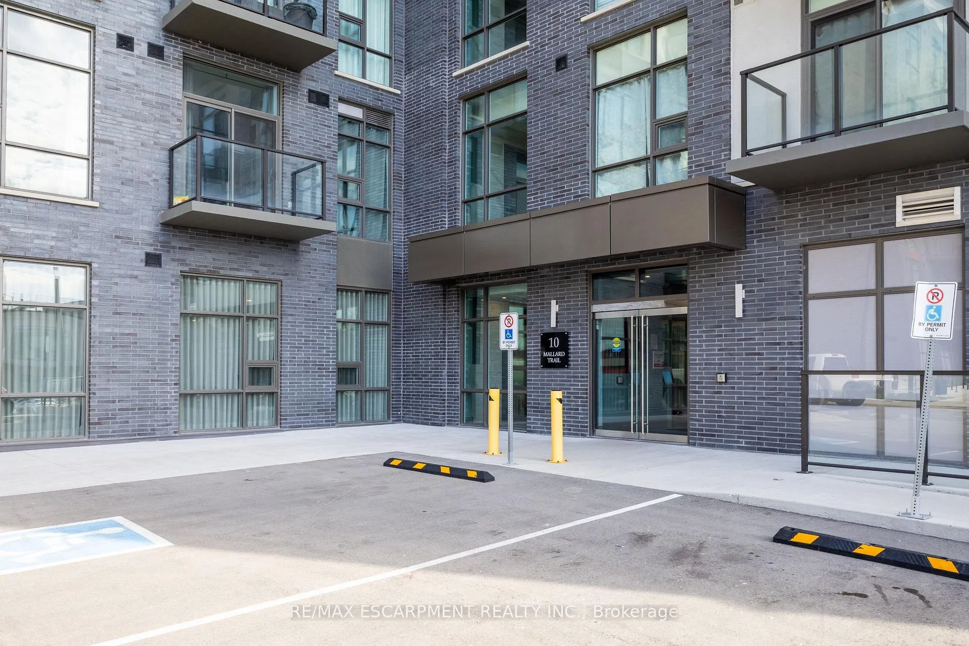 Photo 5 of Unit 438, 10 Mallard Trail, Hamilton, Waterdown — HOMEH