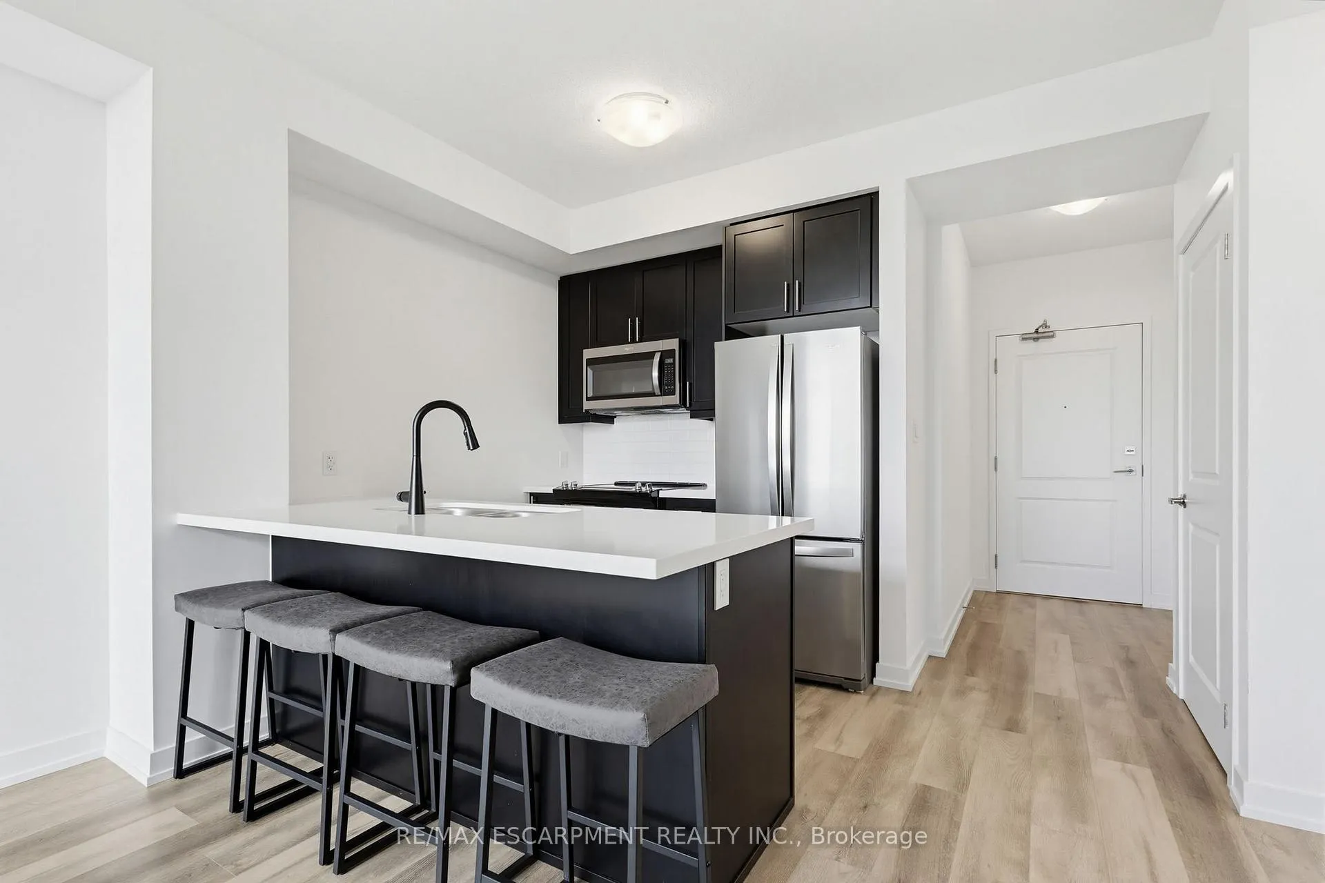 Photo 9 of Unit 438, 10 Mallard Trail, Hamilton, Waterdown — HOMEH