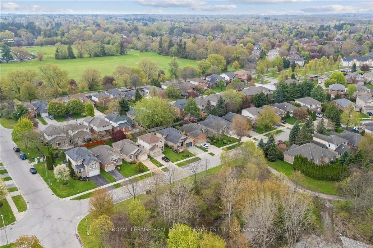 Photo 3 of 147 Valridge Drive, Hamilton, Ancaster — HOMEH