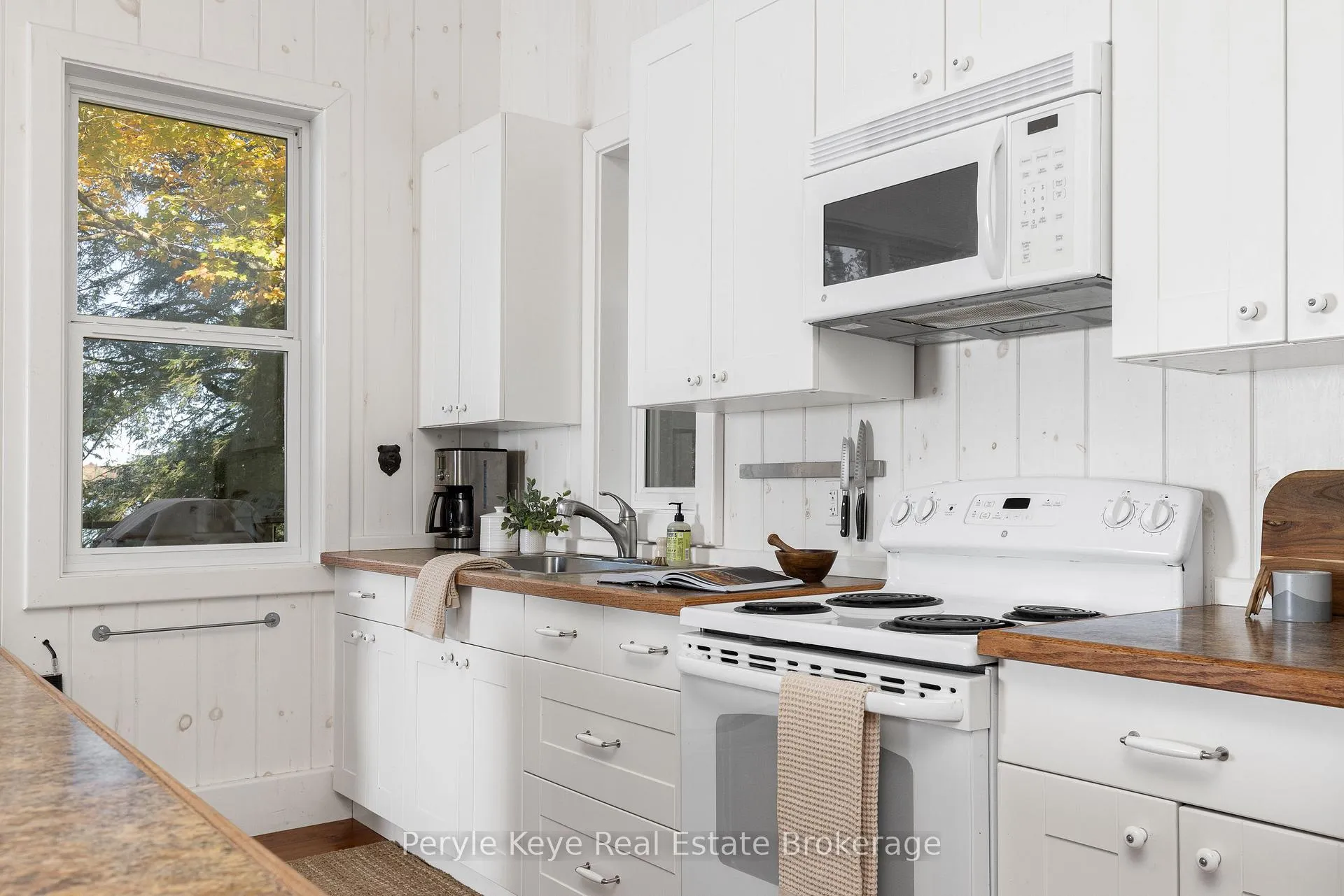 Photo 21 of 1127 Whispering Pines Trail, Bracebridge, Oakley — HOMEH