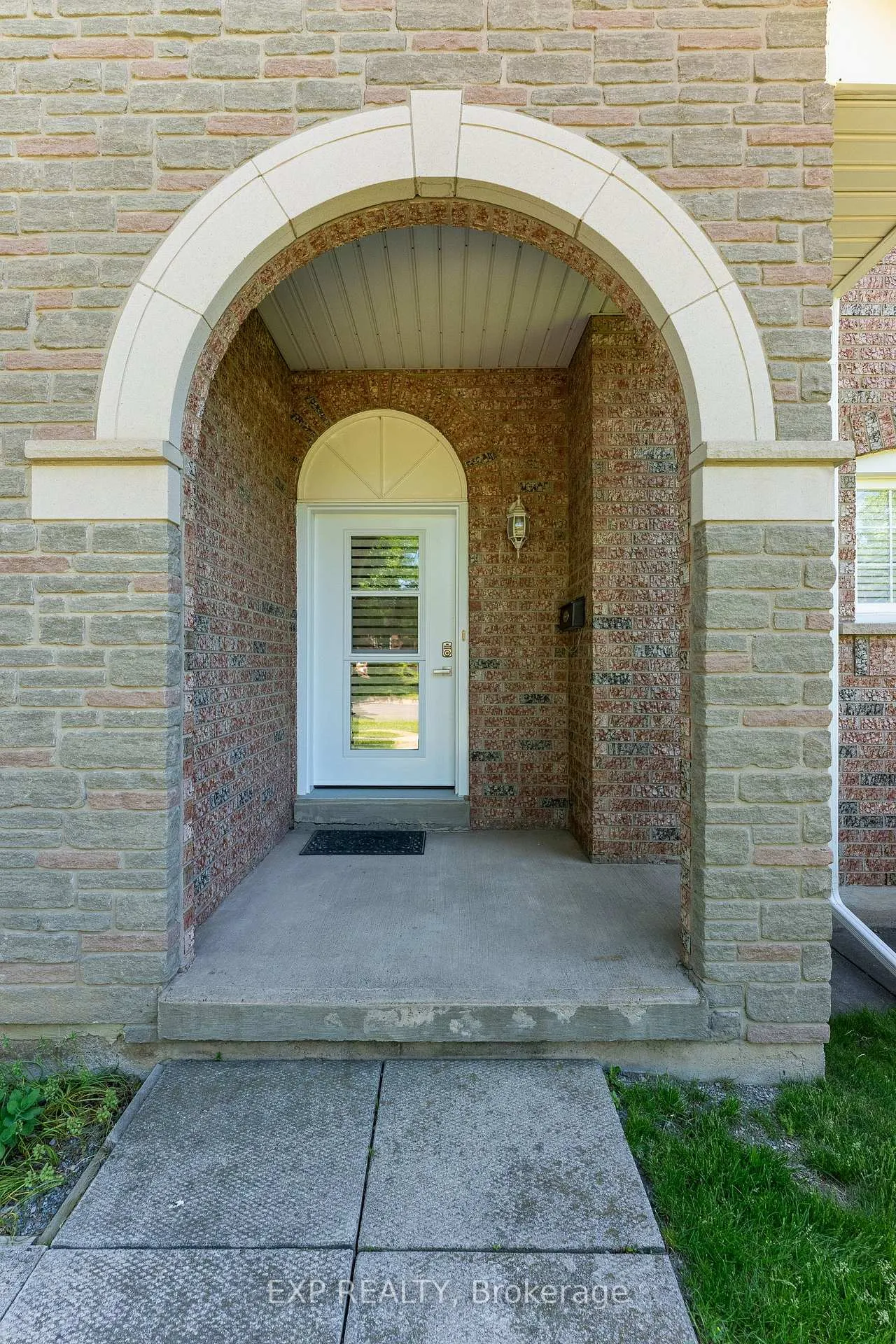 Photo 4 of 3 Madison Court E, Welland, N. Welland — HOMEH